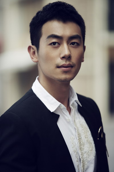 actor Yawen Zhu large photo