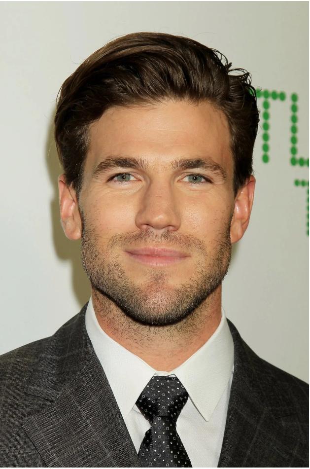 actor Austin Stowell large photo