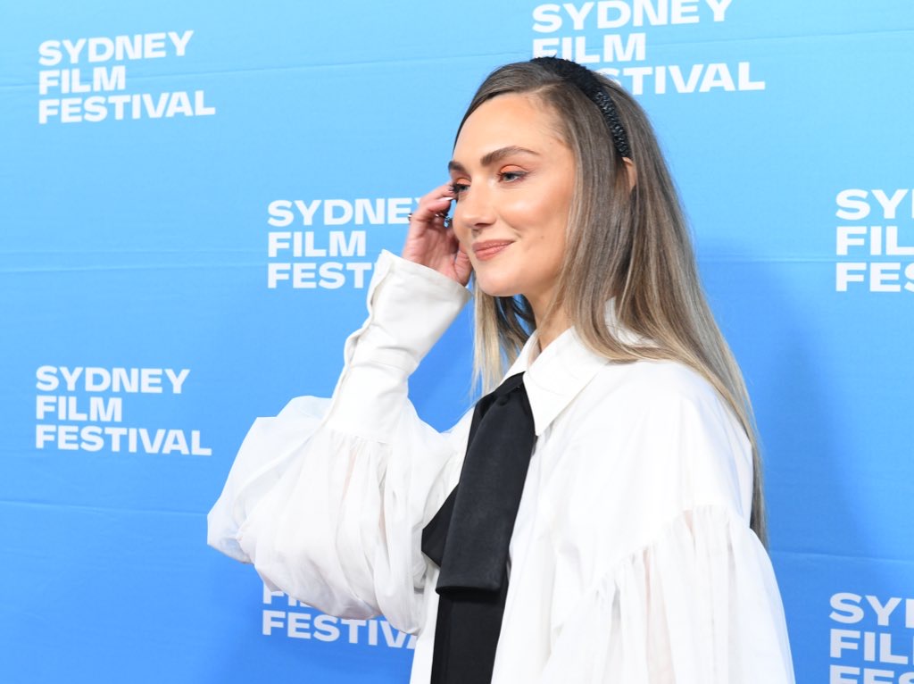 actor Hannah Levien large photo