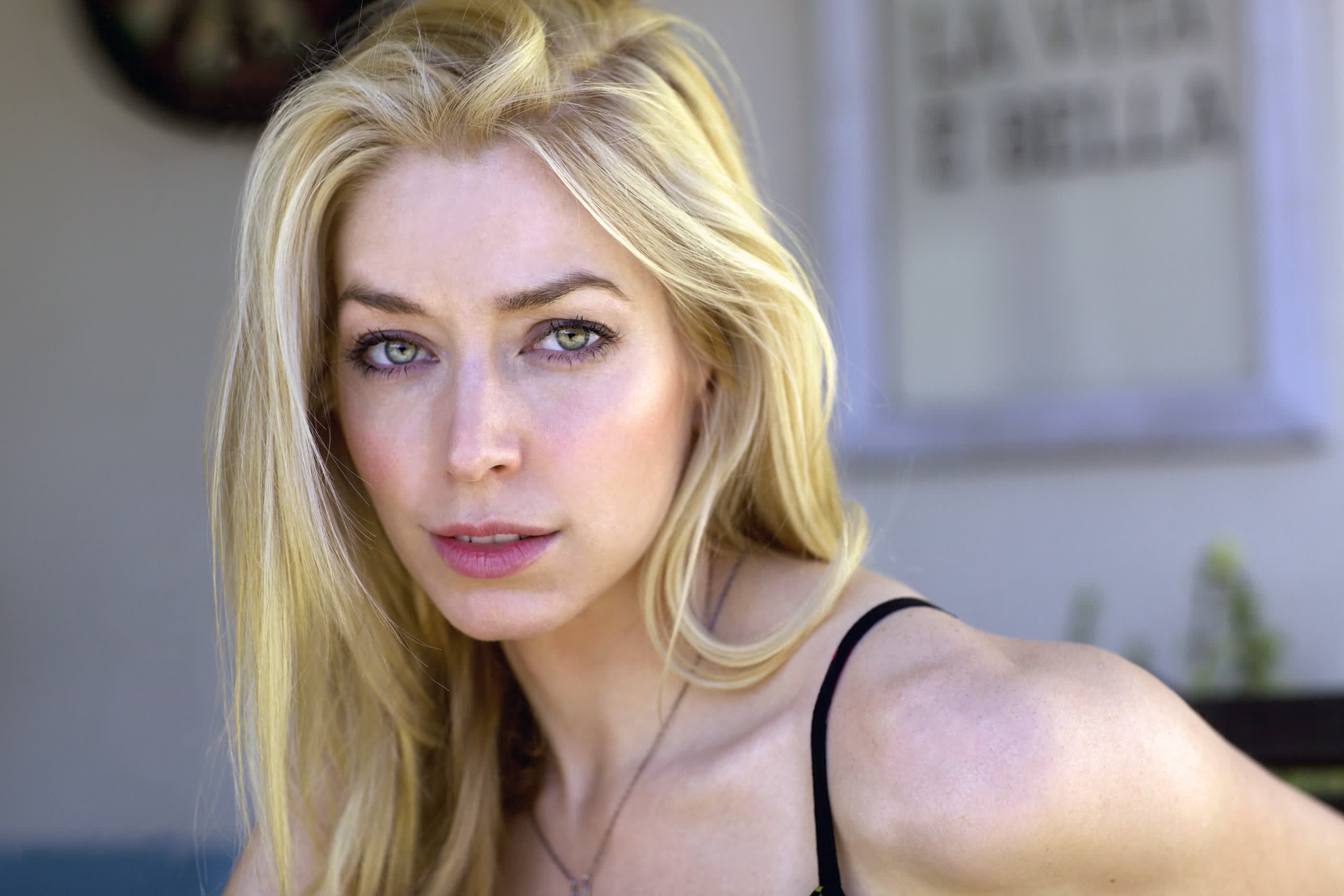 actor Liz Fenning large photo