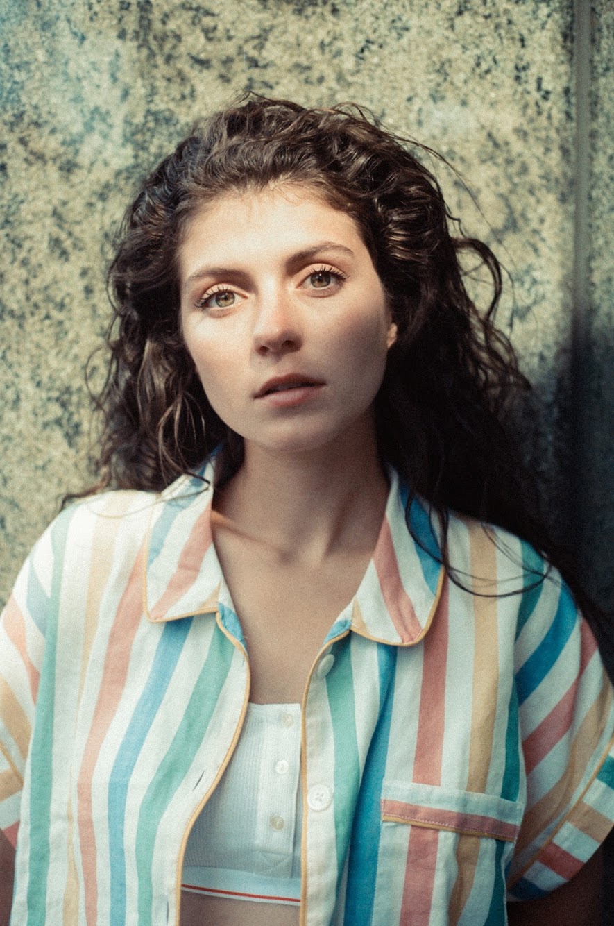 actor Emily Bader large photo