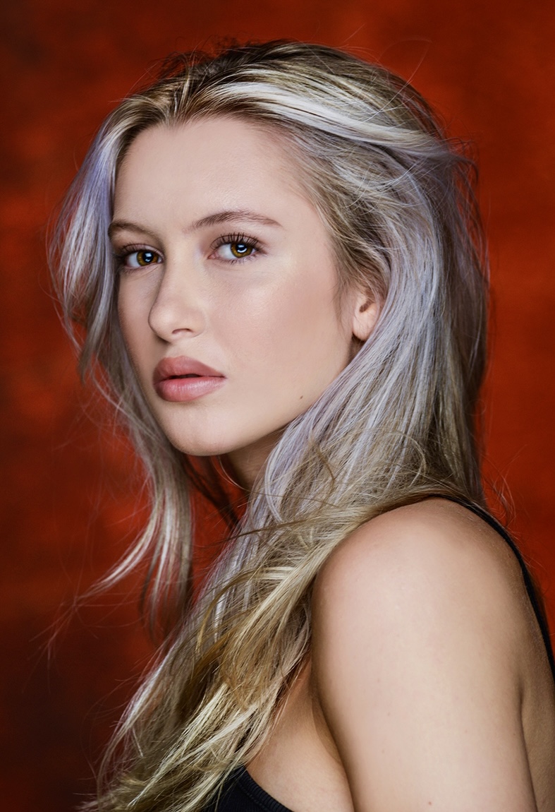 actor Emily Roman large photo