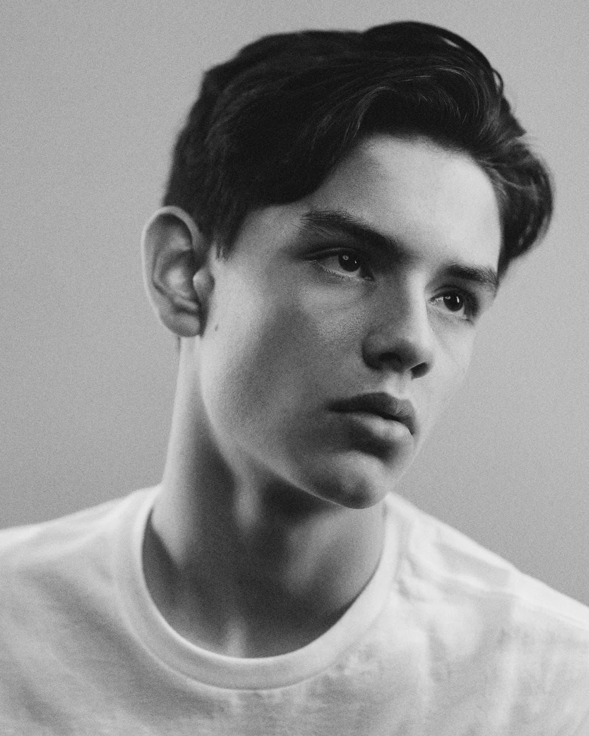 actor Louis Partridge large photo