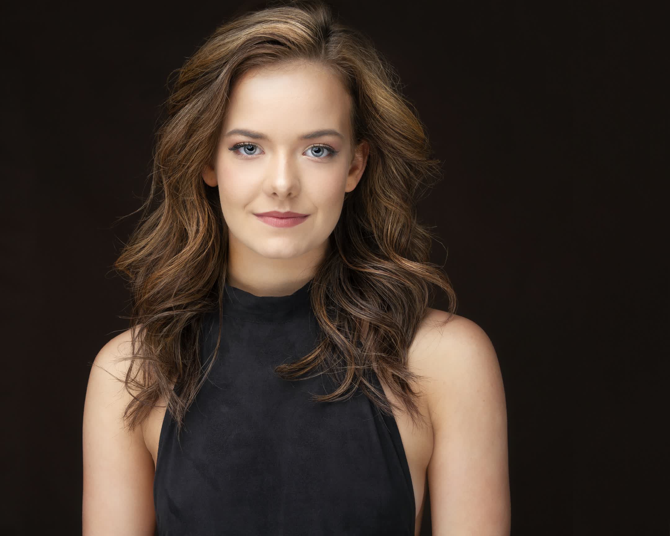 actor Hailey Rose Walsh large photo