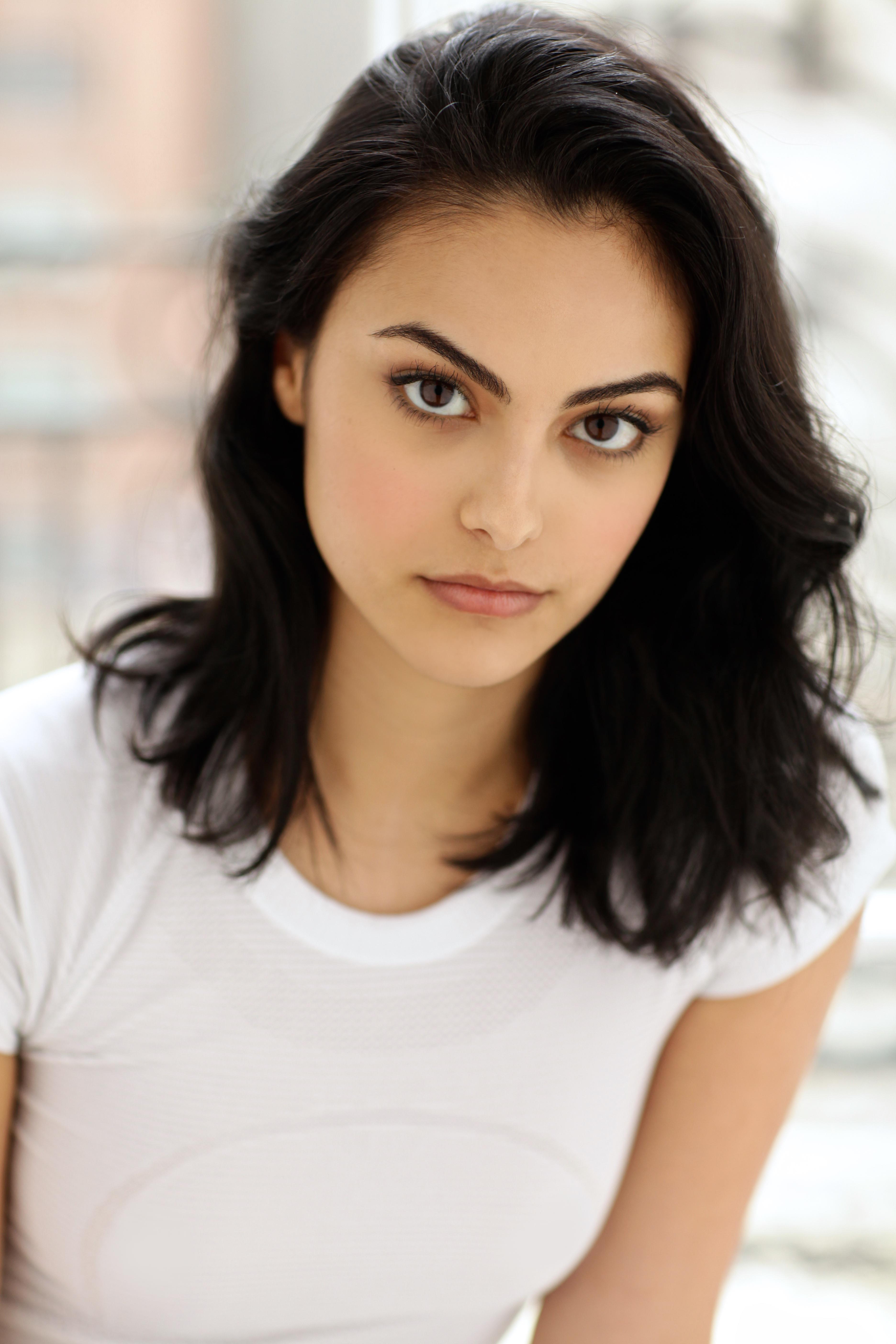 actor Camila Mendes large photo