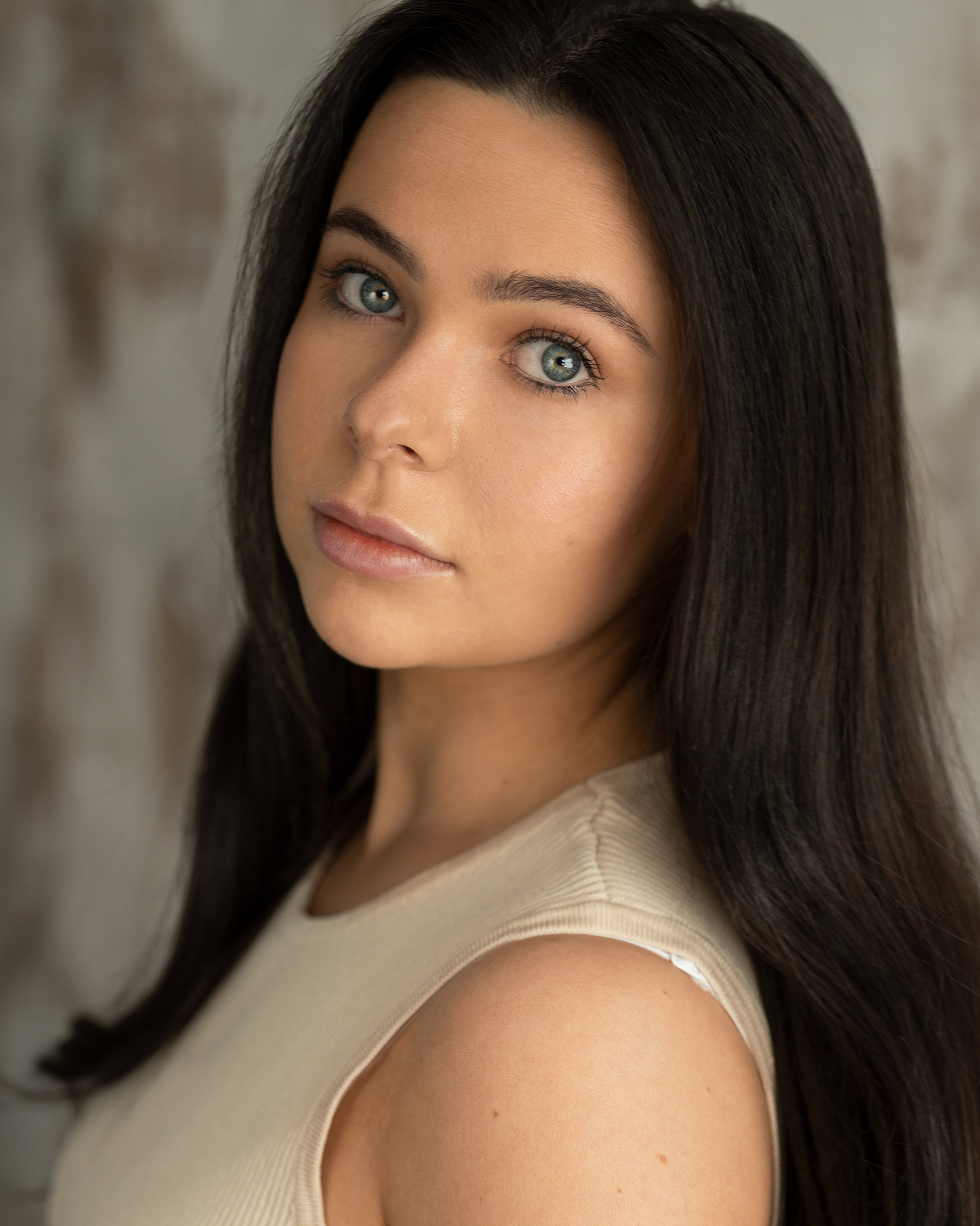 actor Katie White large photo