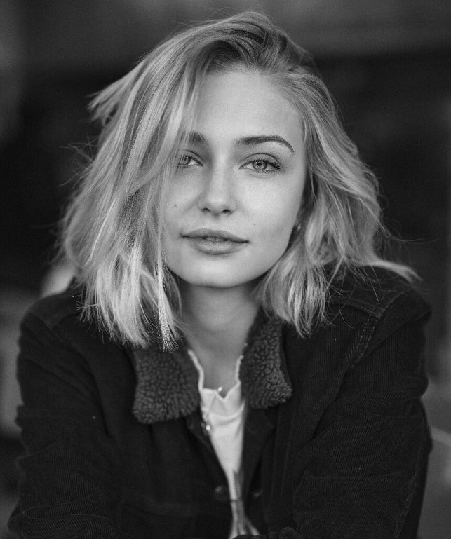 actor Sophie Simnett large photo