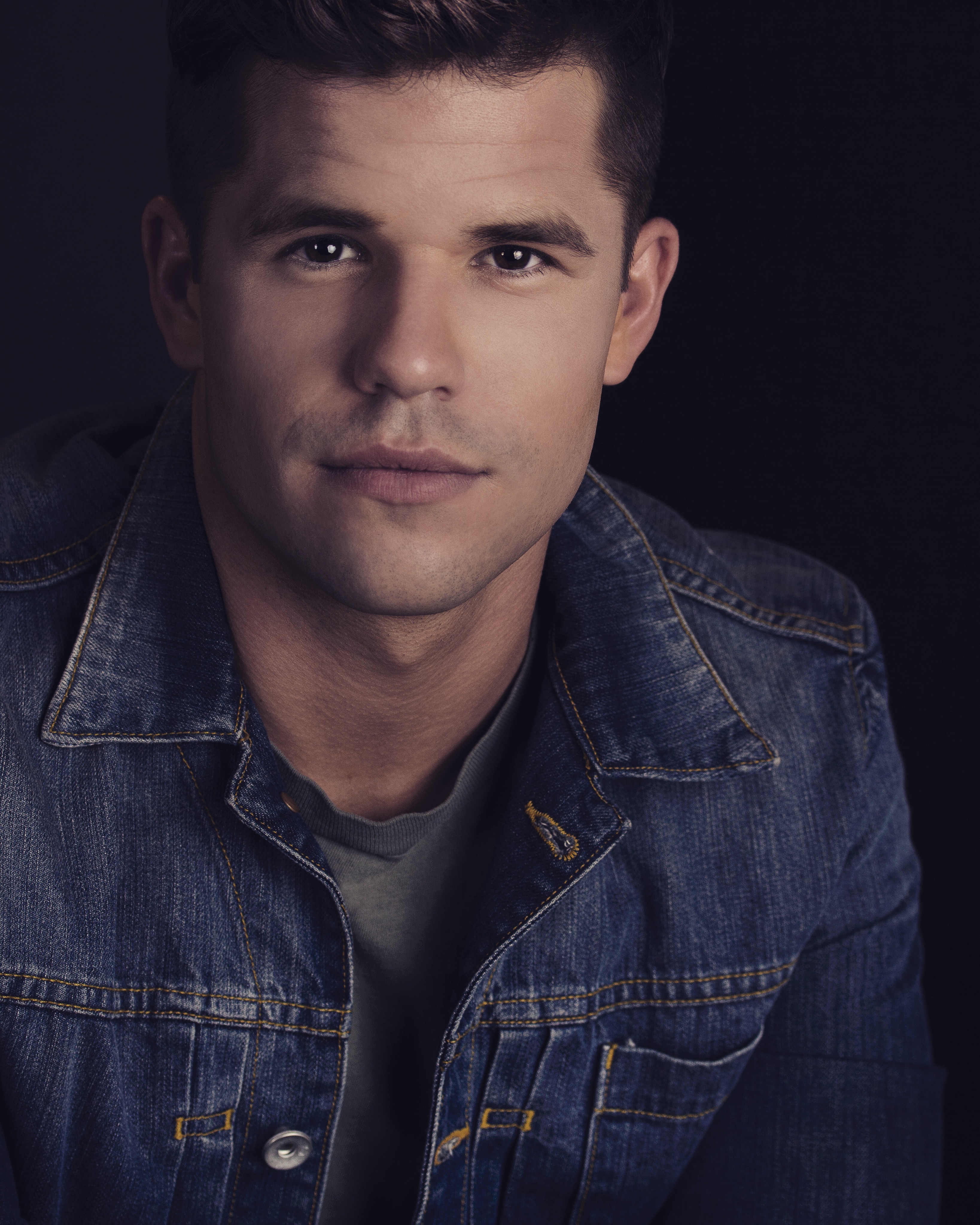 actor Charlie Carver large photo
