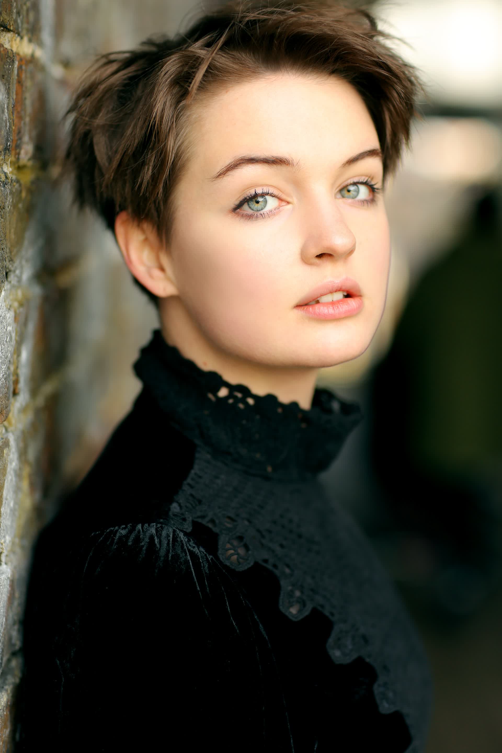 actor Tallulah Greive large photo