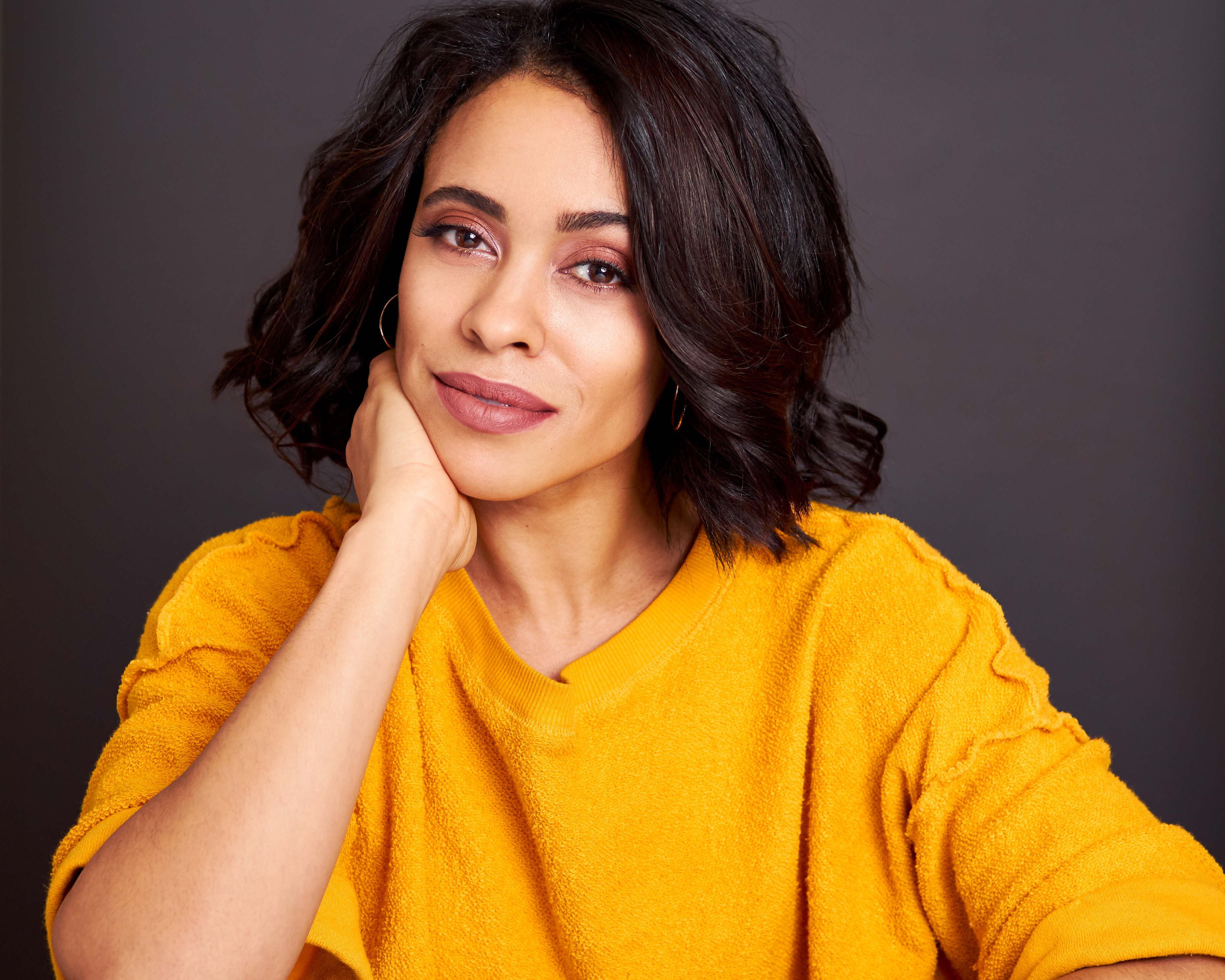 actor Julia Harnett large photo