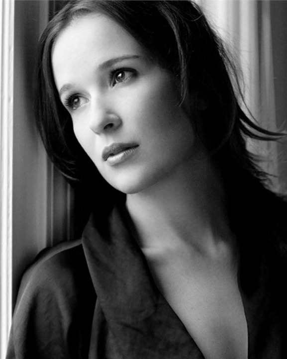 actor Claire van der Boom large photo