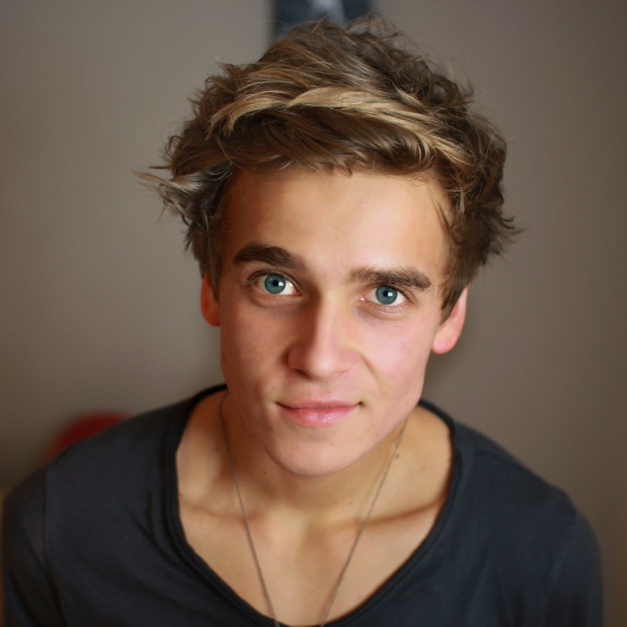 actor Joe Sugg large photo