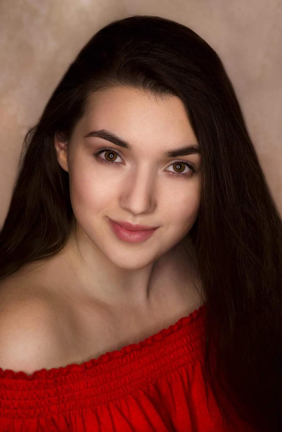 actor Victoria Gomez large photo