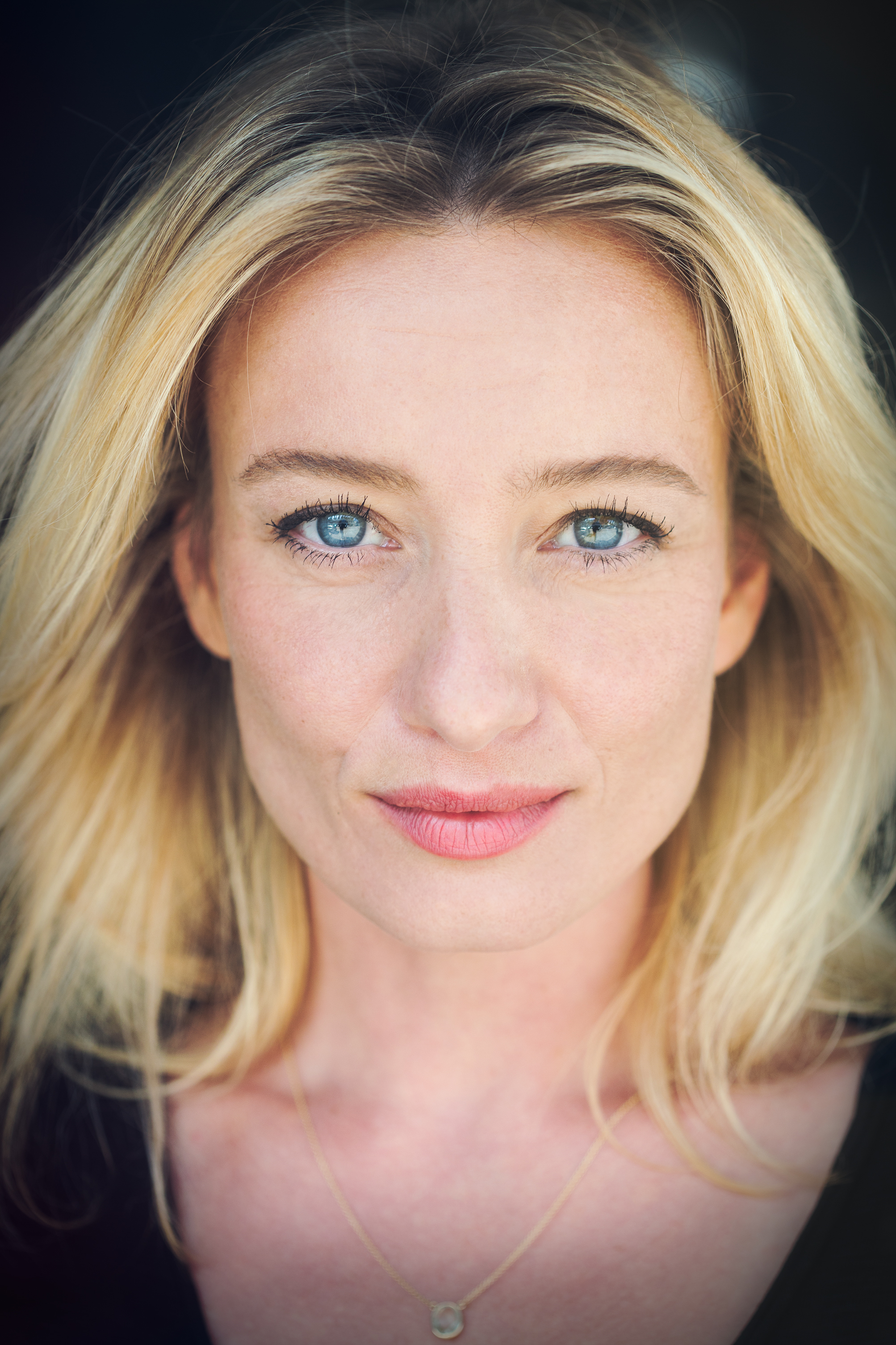 actor Karina Smulders large photo