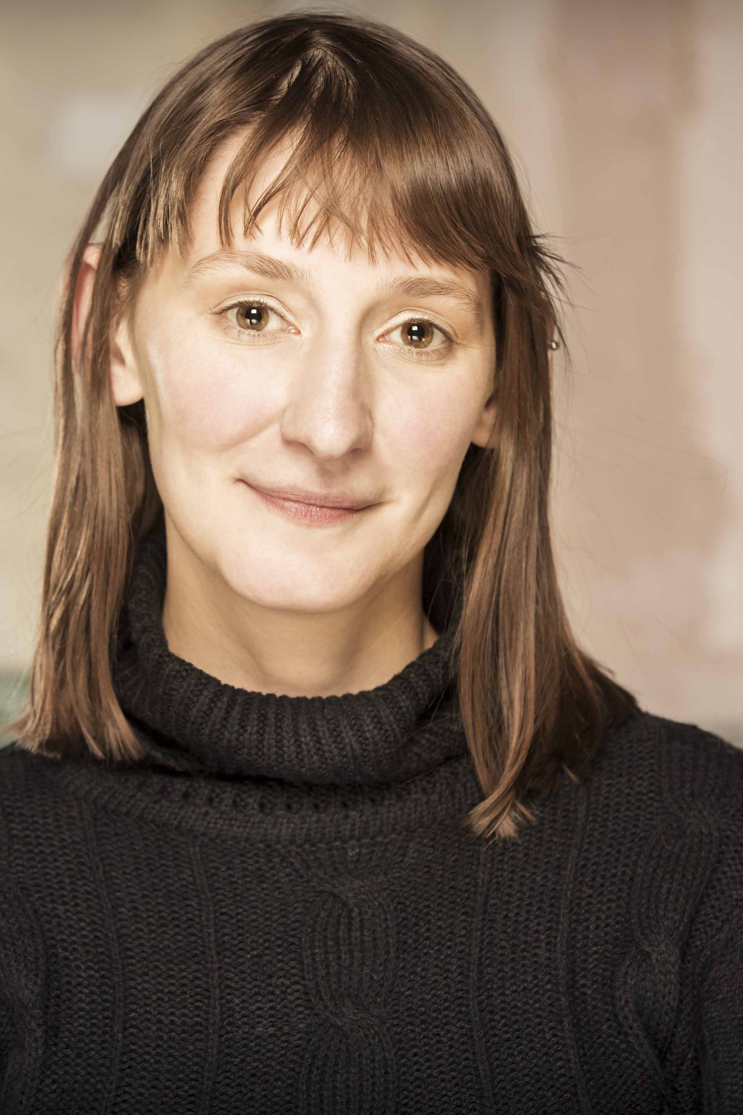 actor Laura Elphinstone large photo