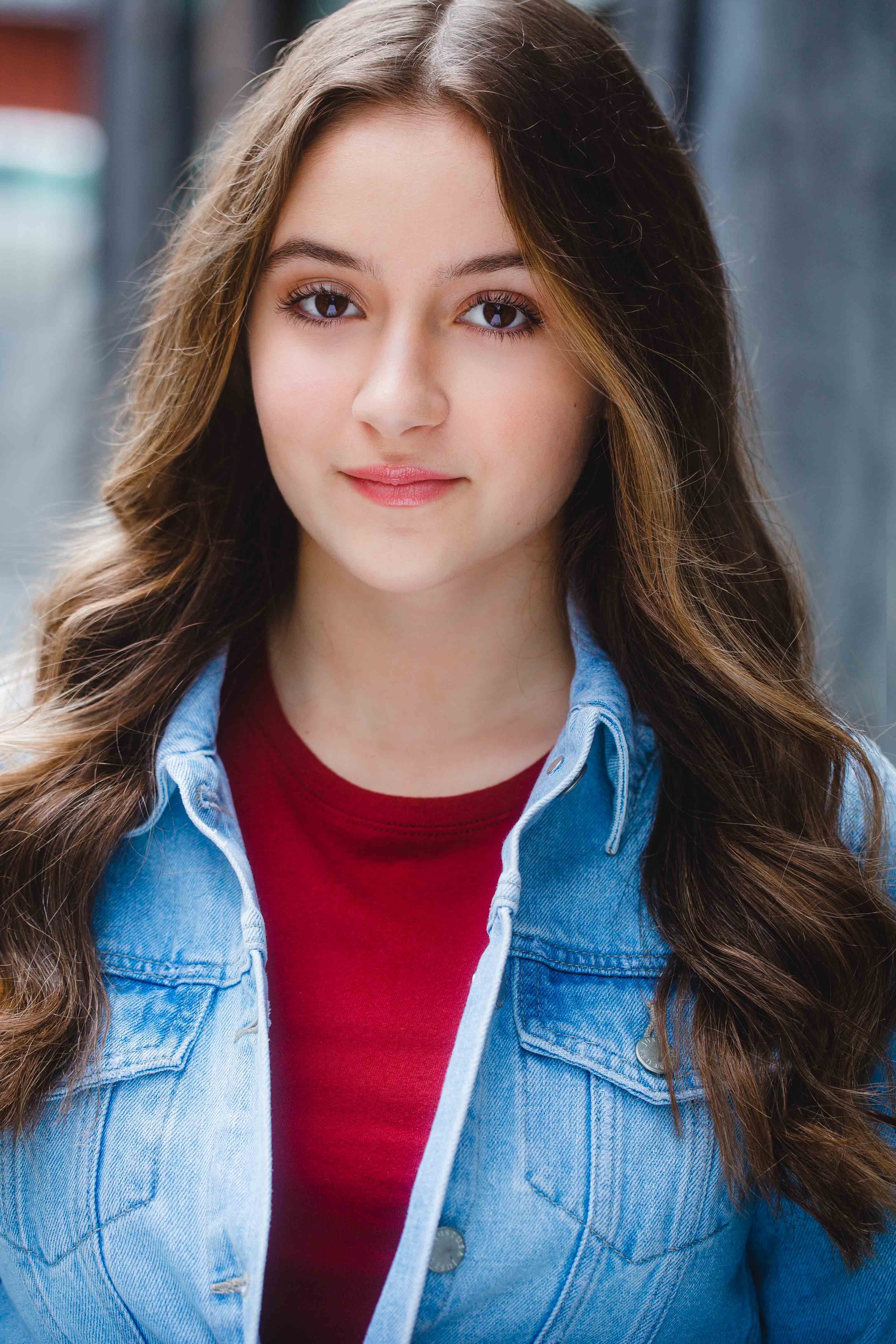 actor Ava Gallucci large photo