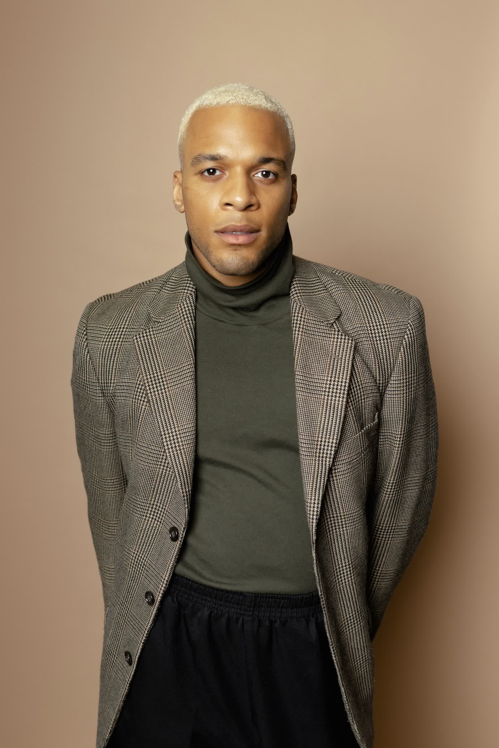 actor Owen Scarlett large photo