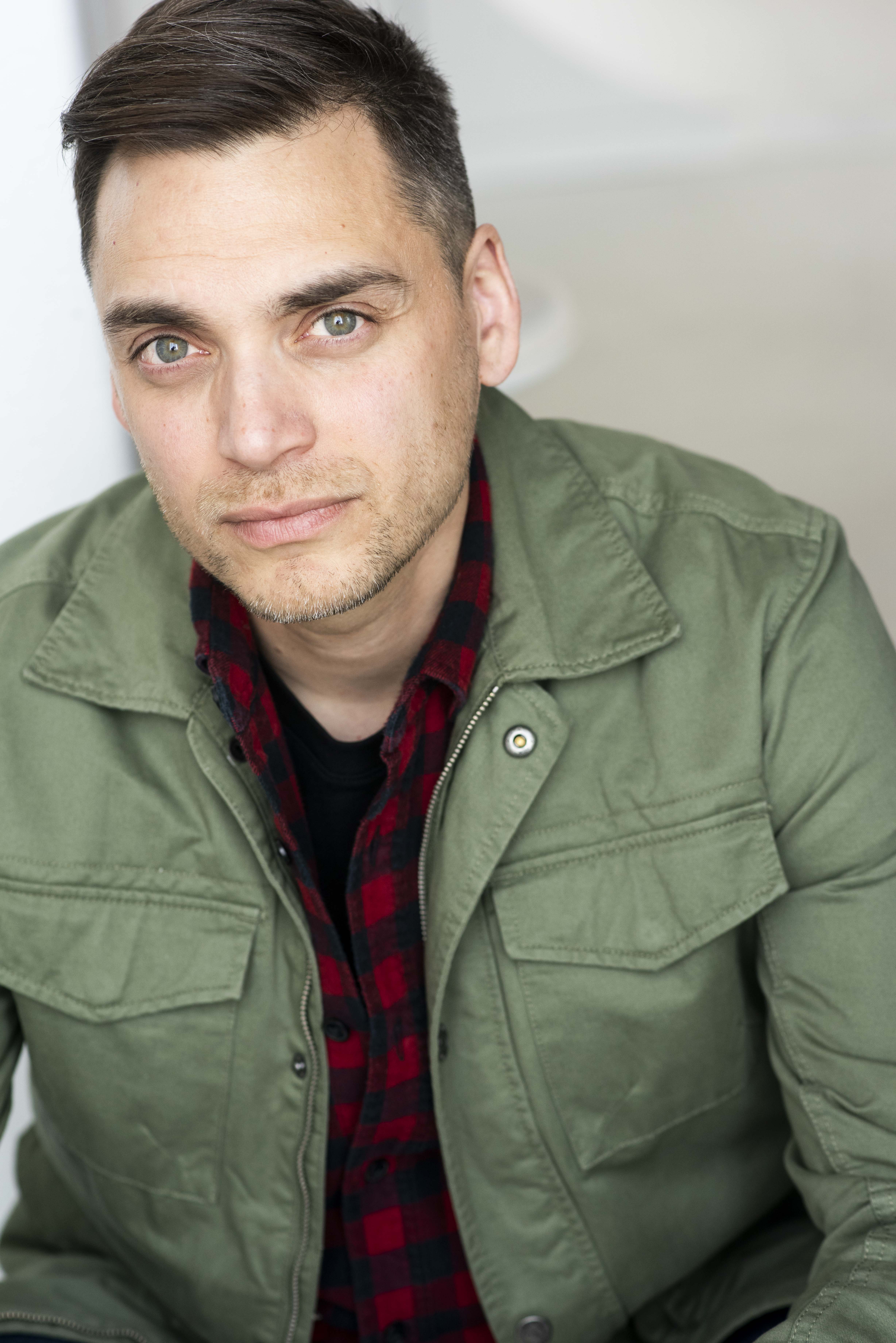 actor Erik Athavale large photo