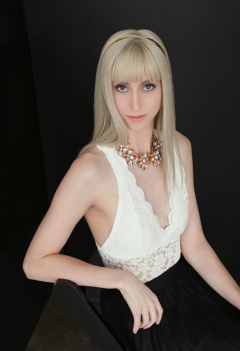 actor Erika Harlacher large photo