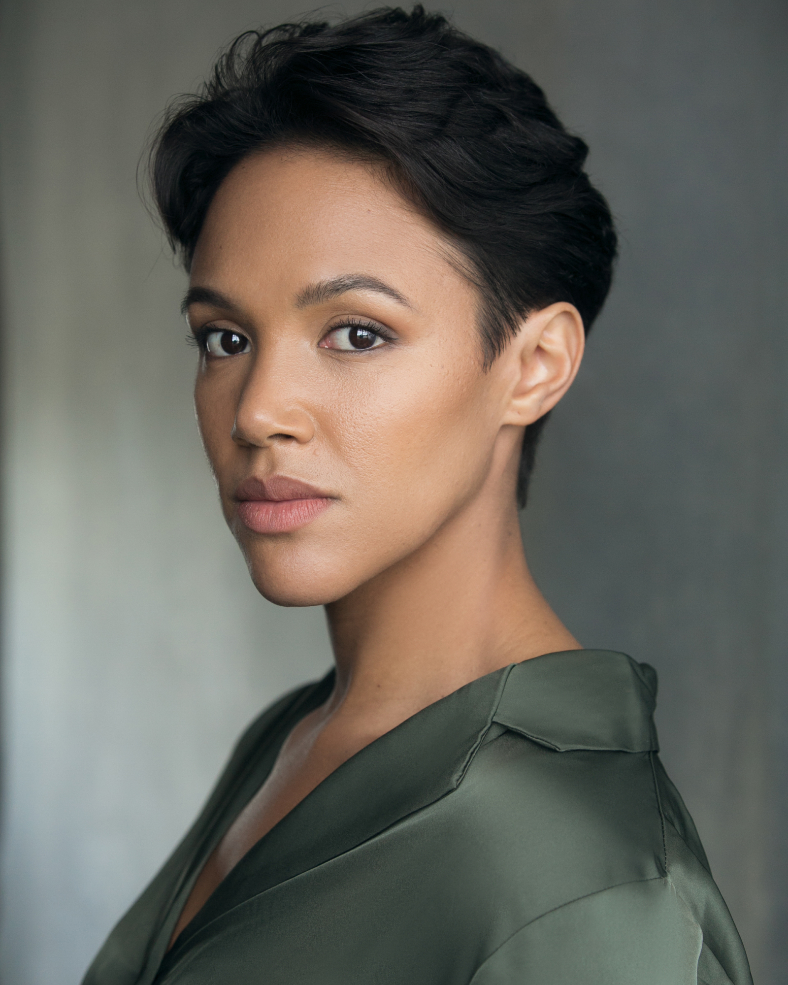 actor Lily Frazer large photo