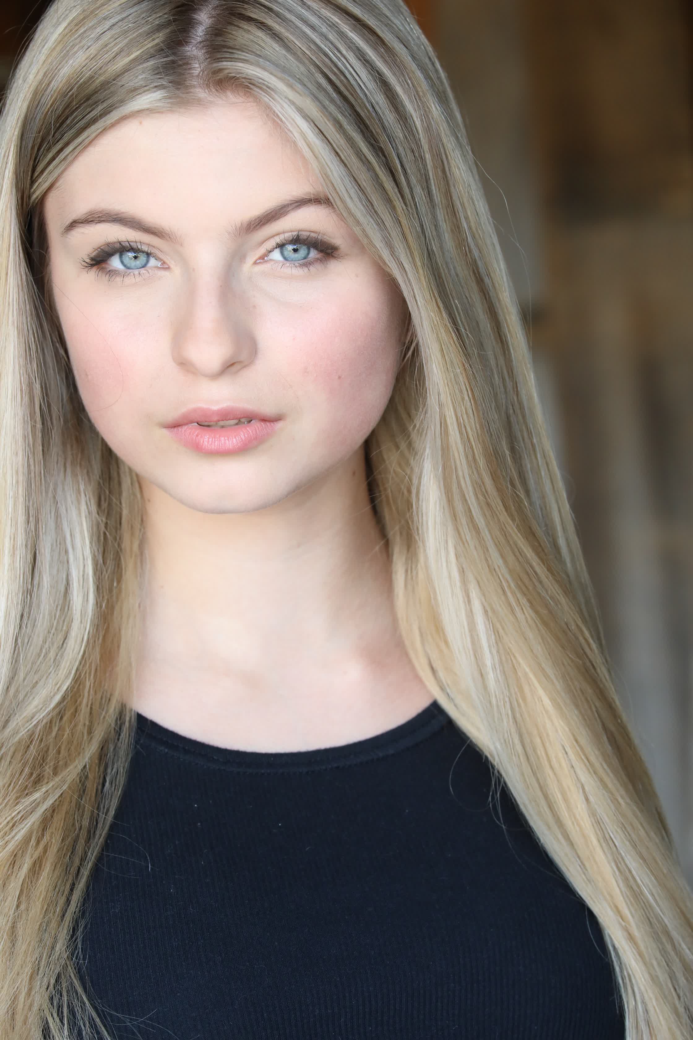 actor Julia Badinger large photo