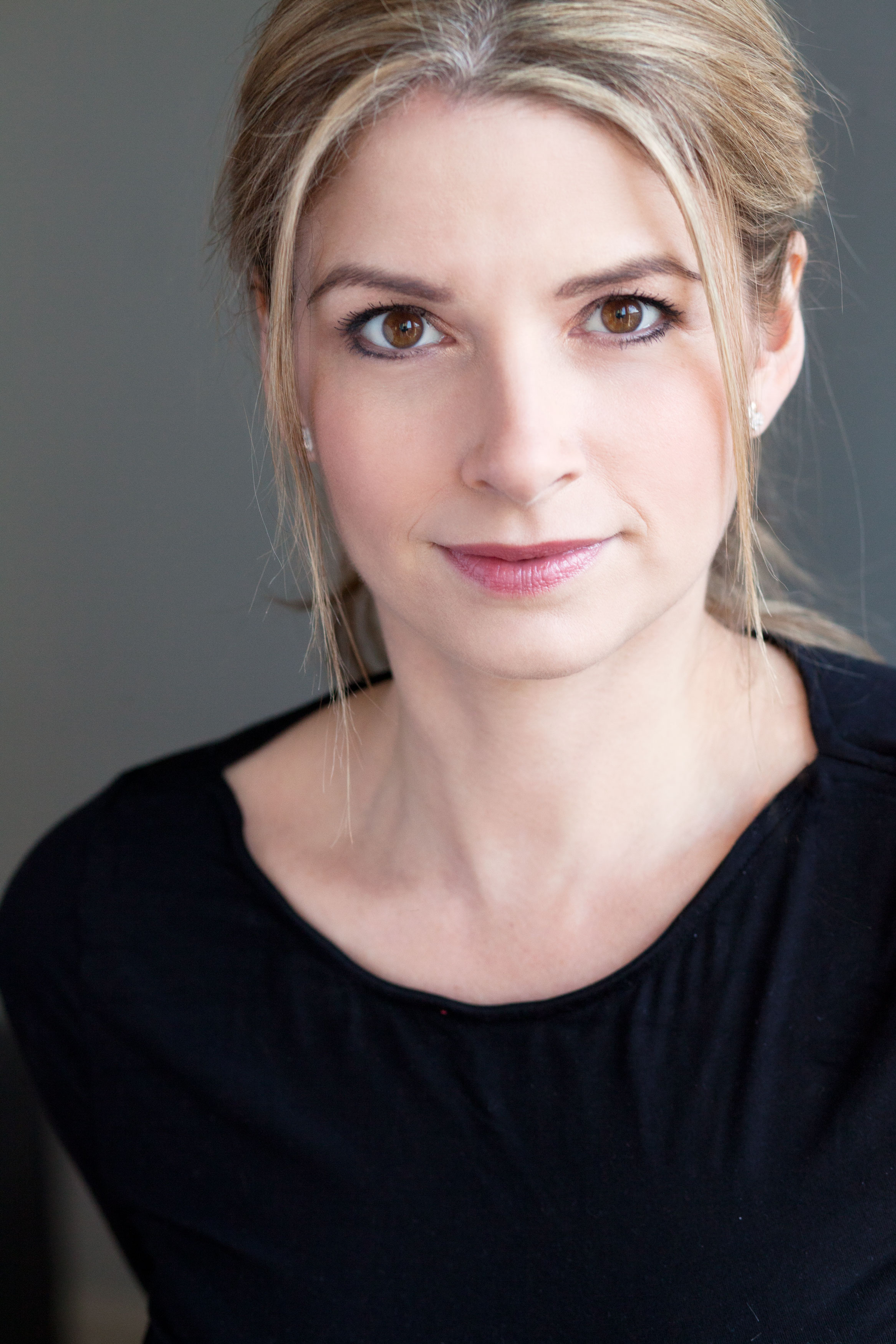 actor Caroline Sheen large photo