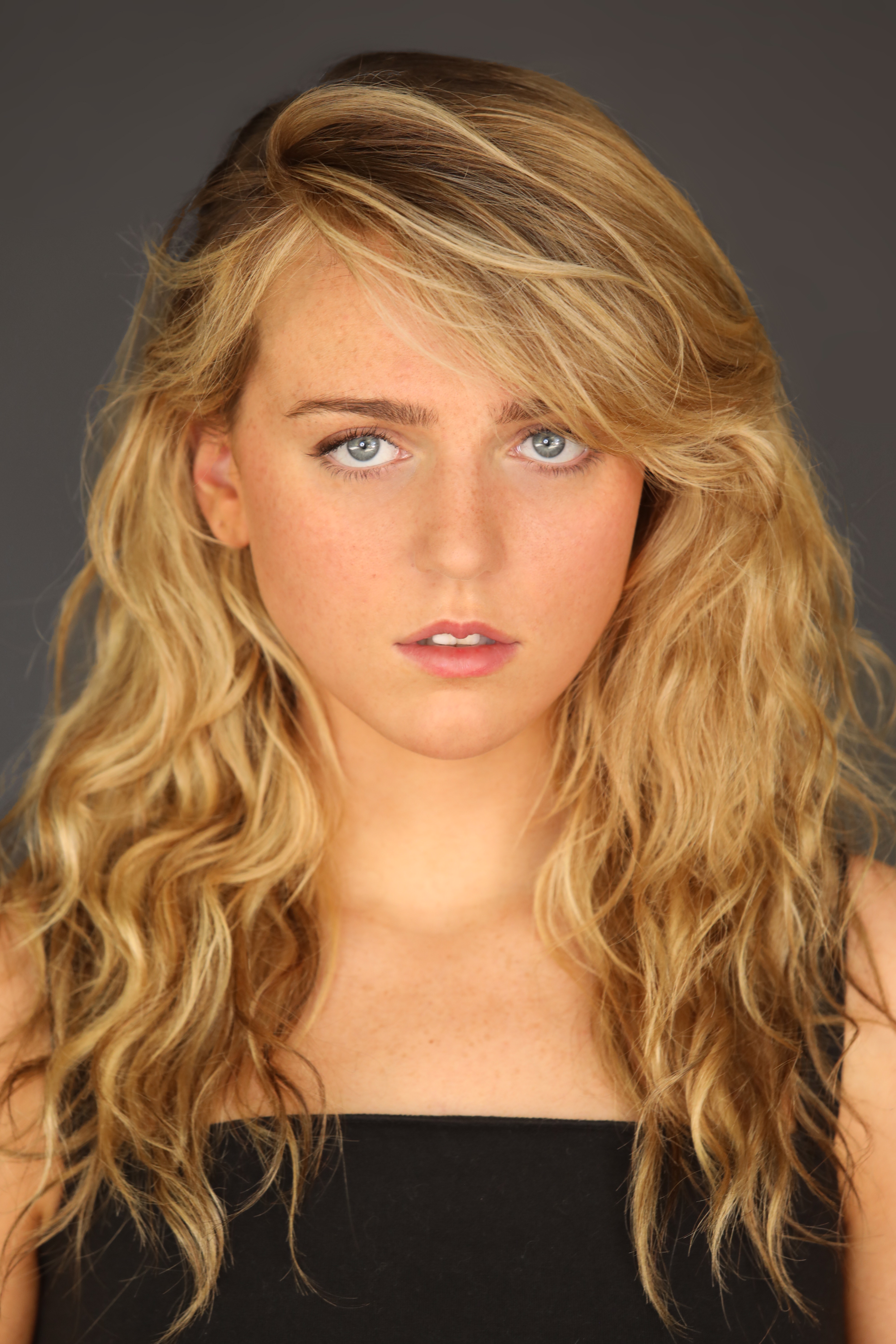 actor Kelly Rose Golden large photo