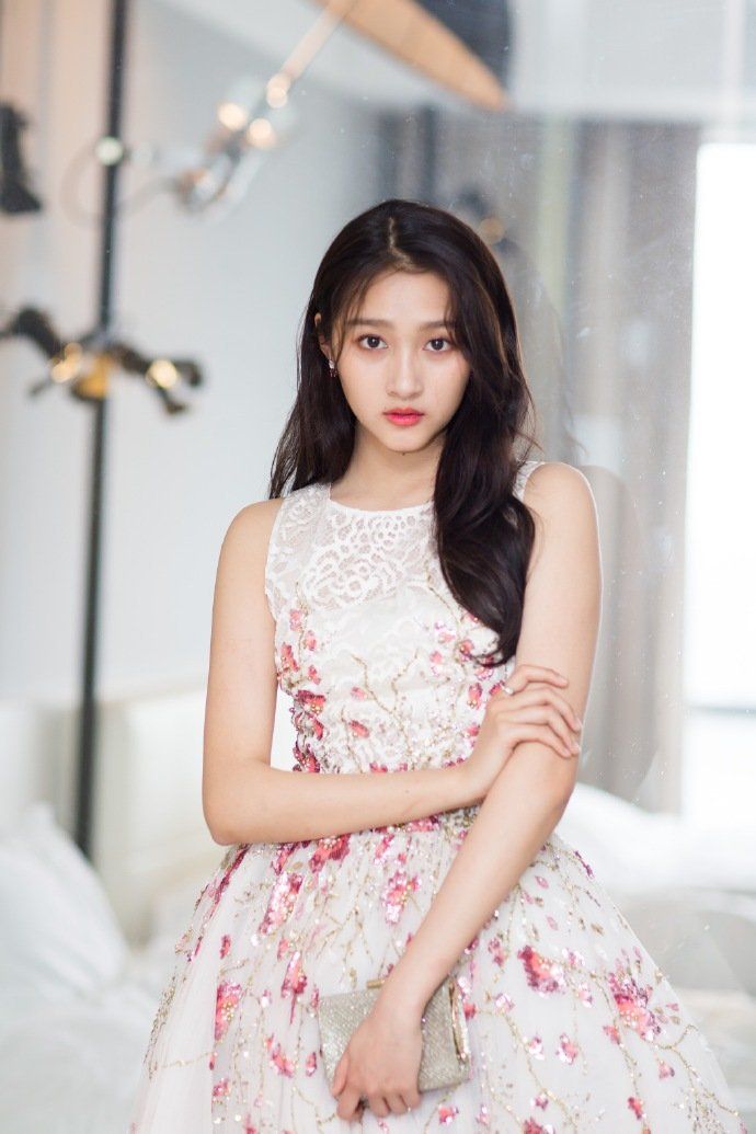 actor Xiaotong Guan large photo