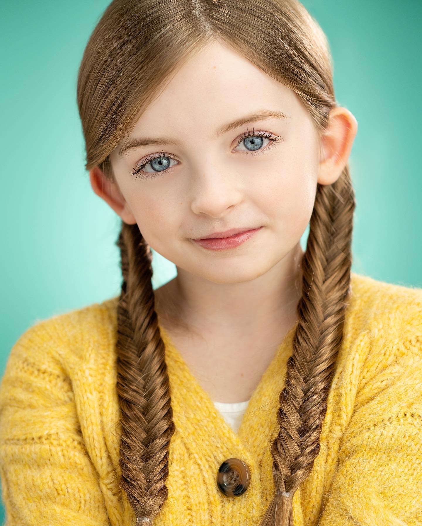 actor Emma Oliver large photo