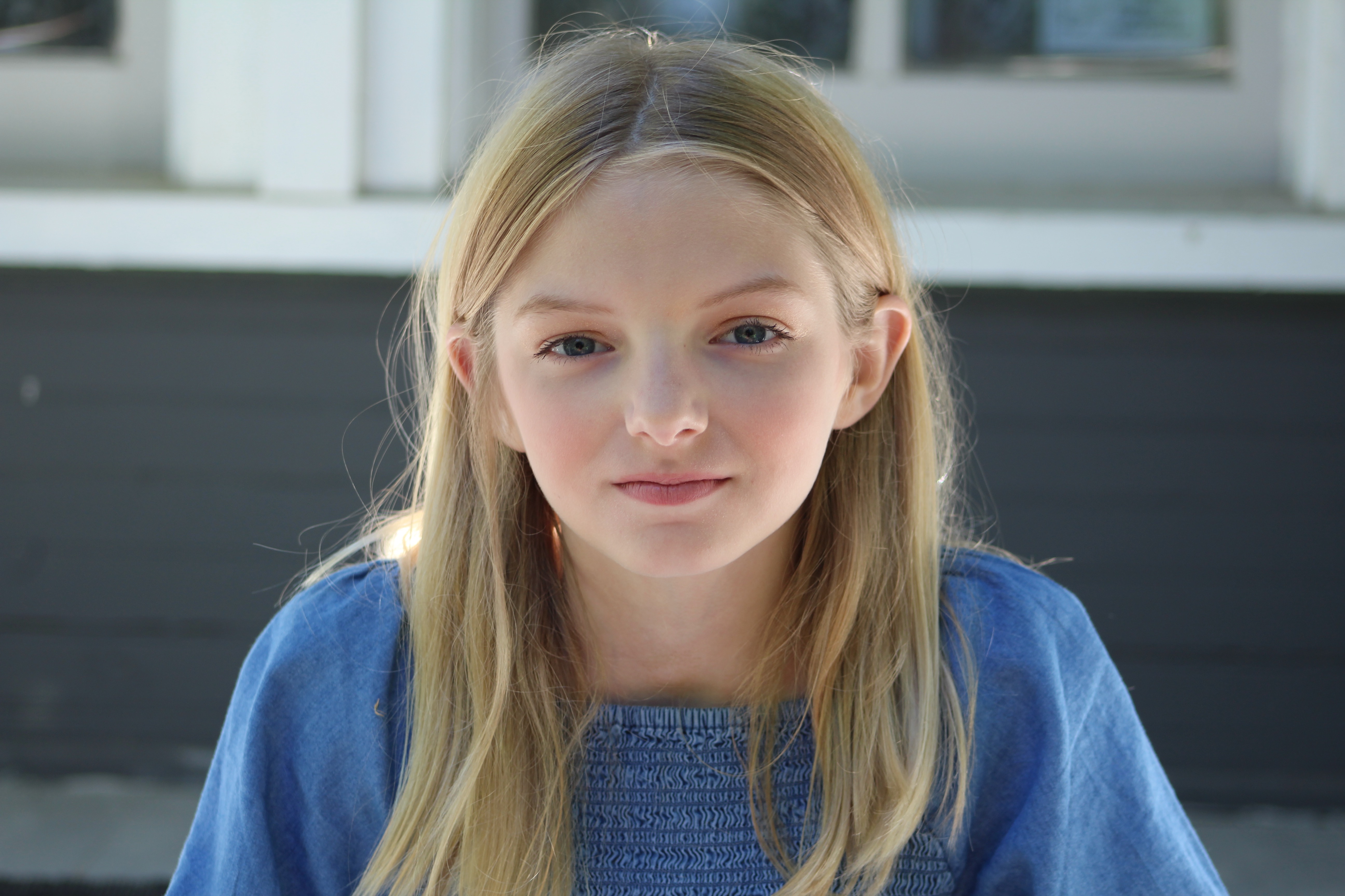 actor Lucy Holt large photo