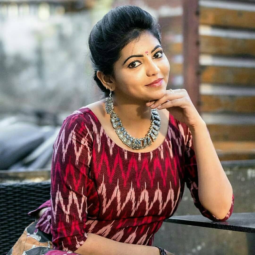 actor Athulya Ravi large photo