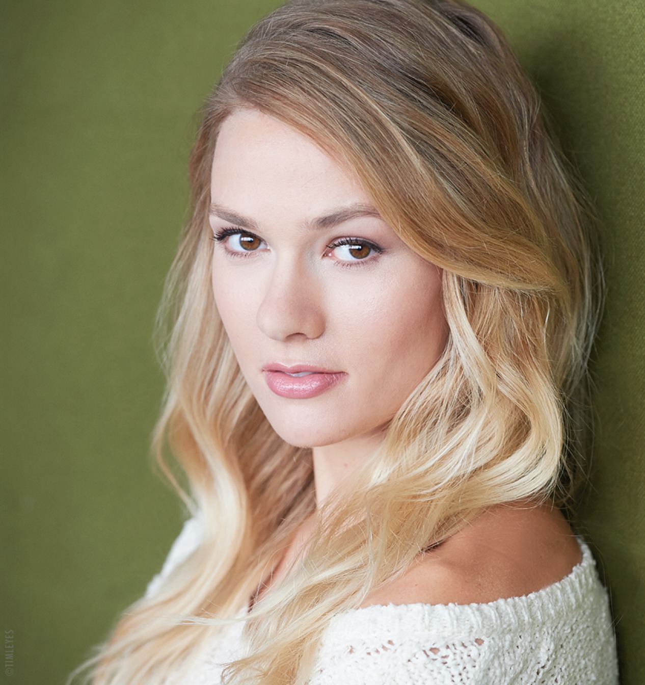 actor Tori Anderson large photo