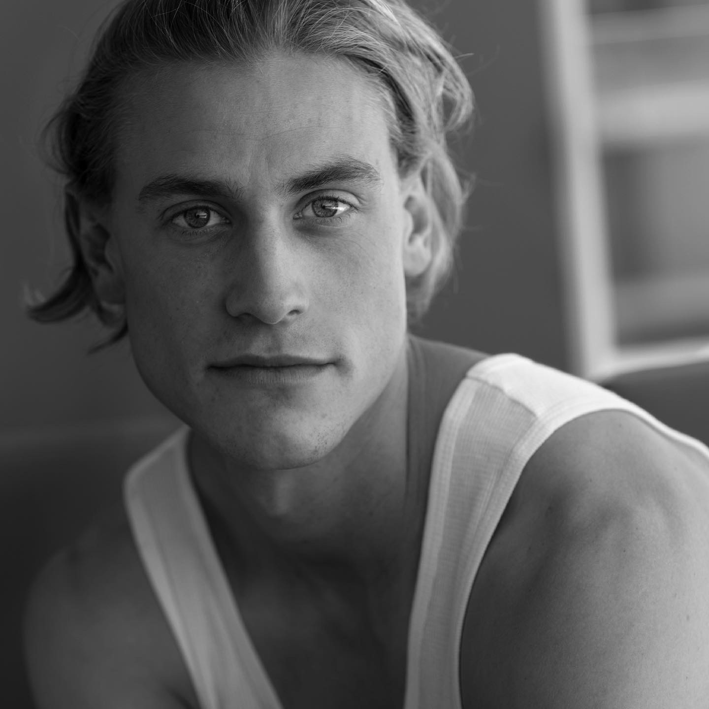 actor Simon Mead large photo