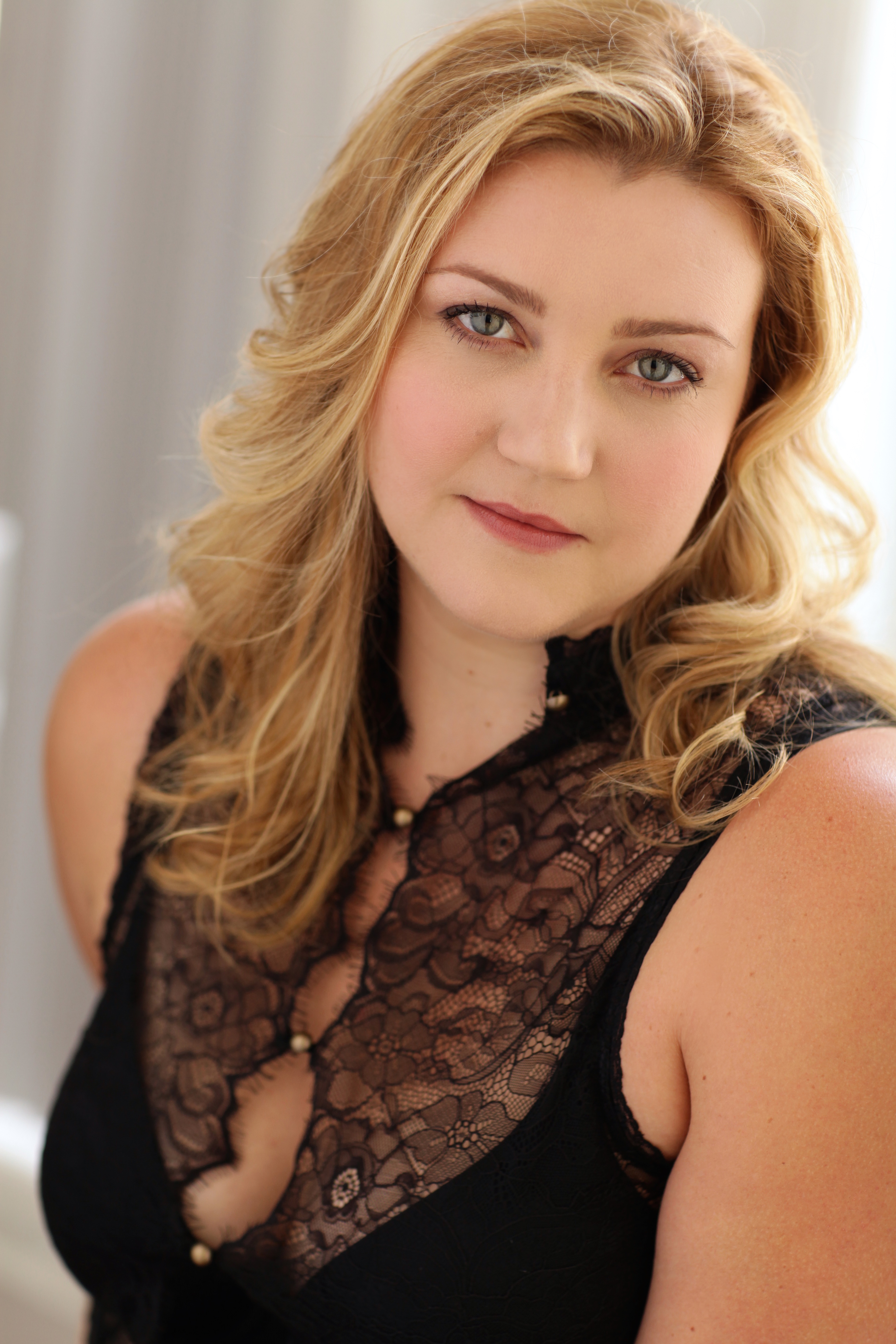 actor Meredith Holzman large photo