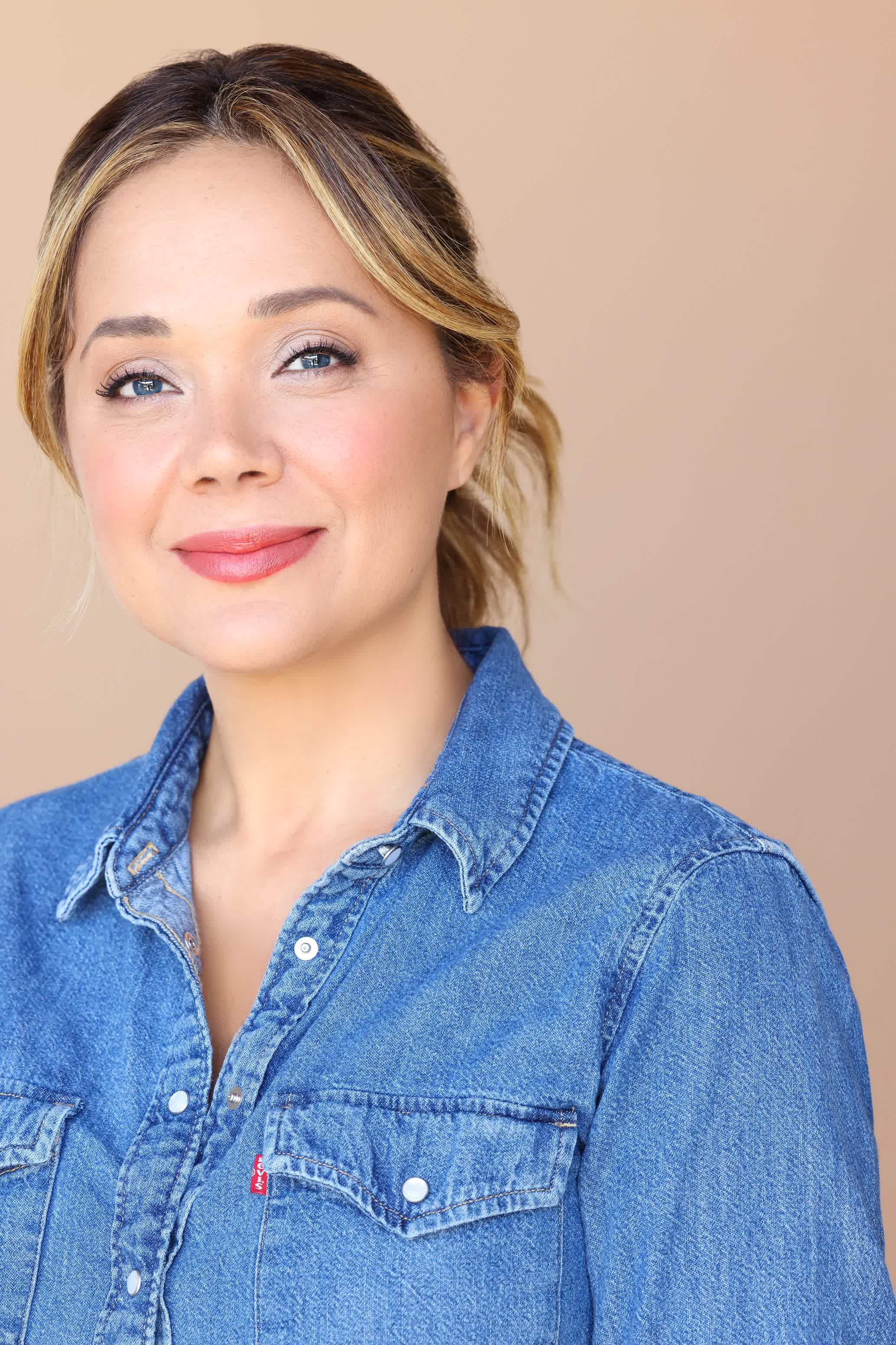 actor Serah Henesey large photo