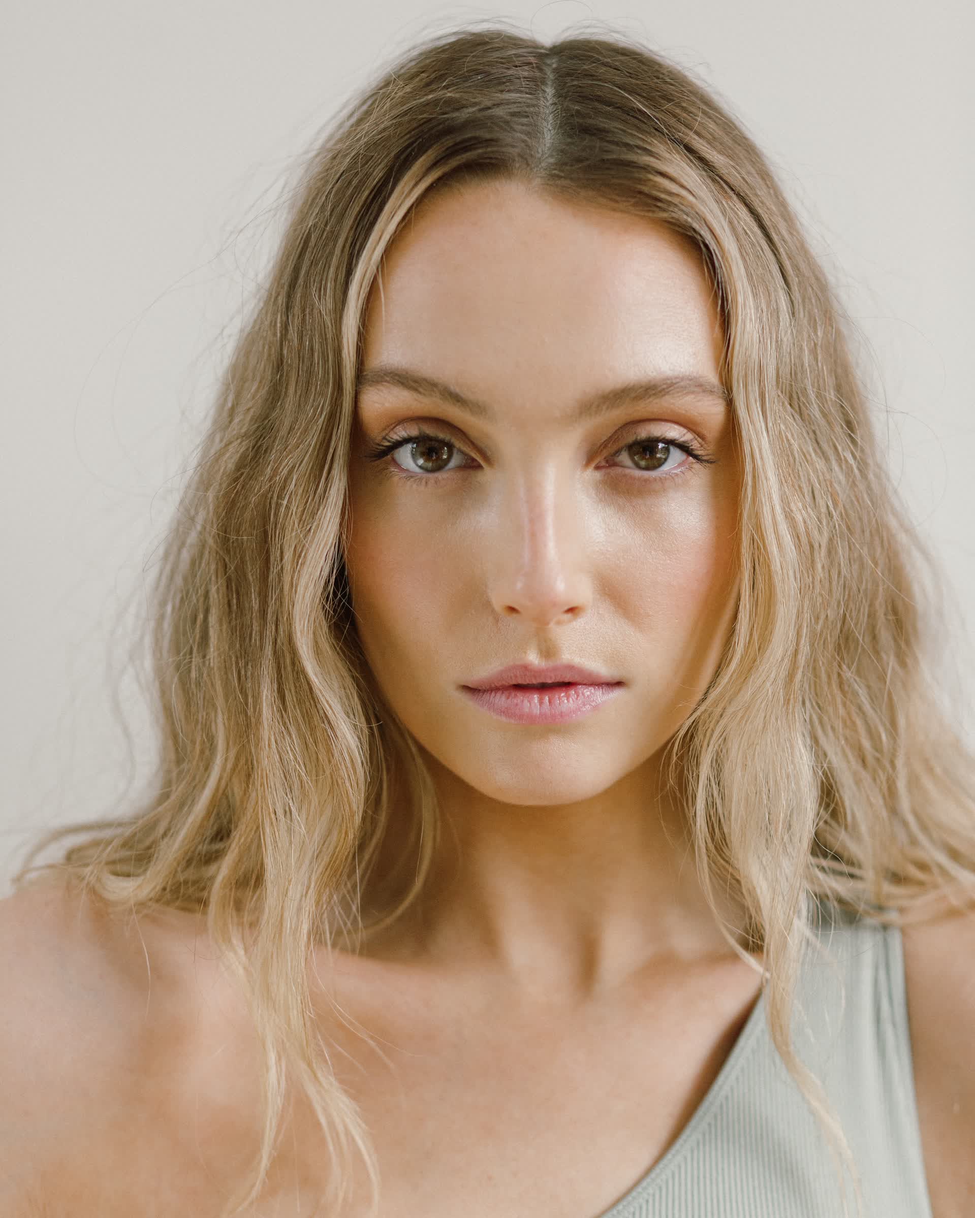 actor Sara Thompson large photo