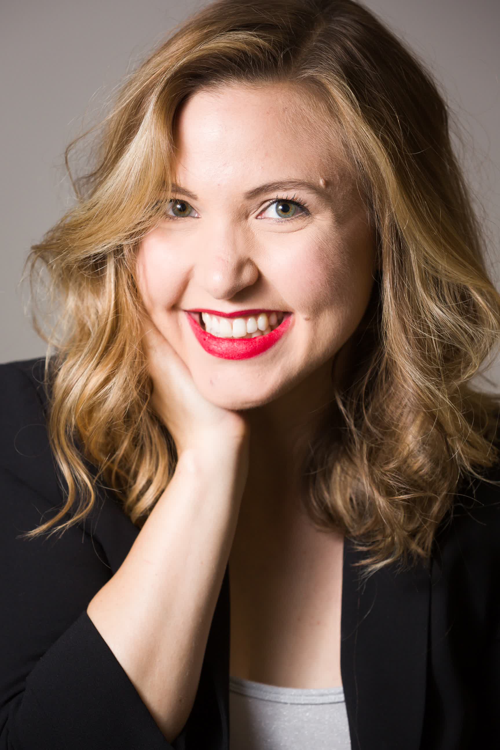 actor Taylor Tomlinson large photo