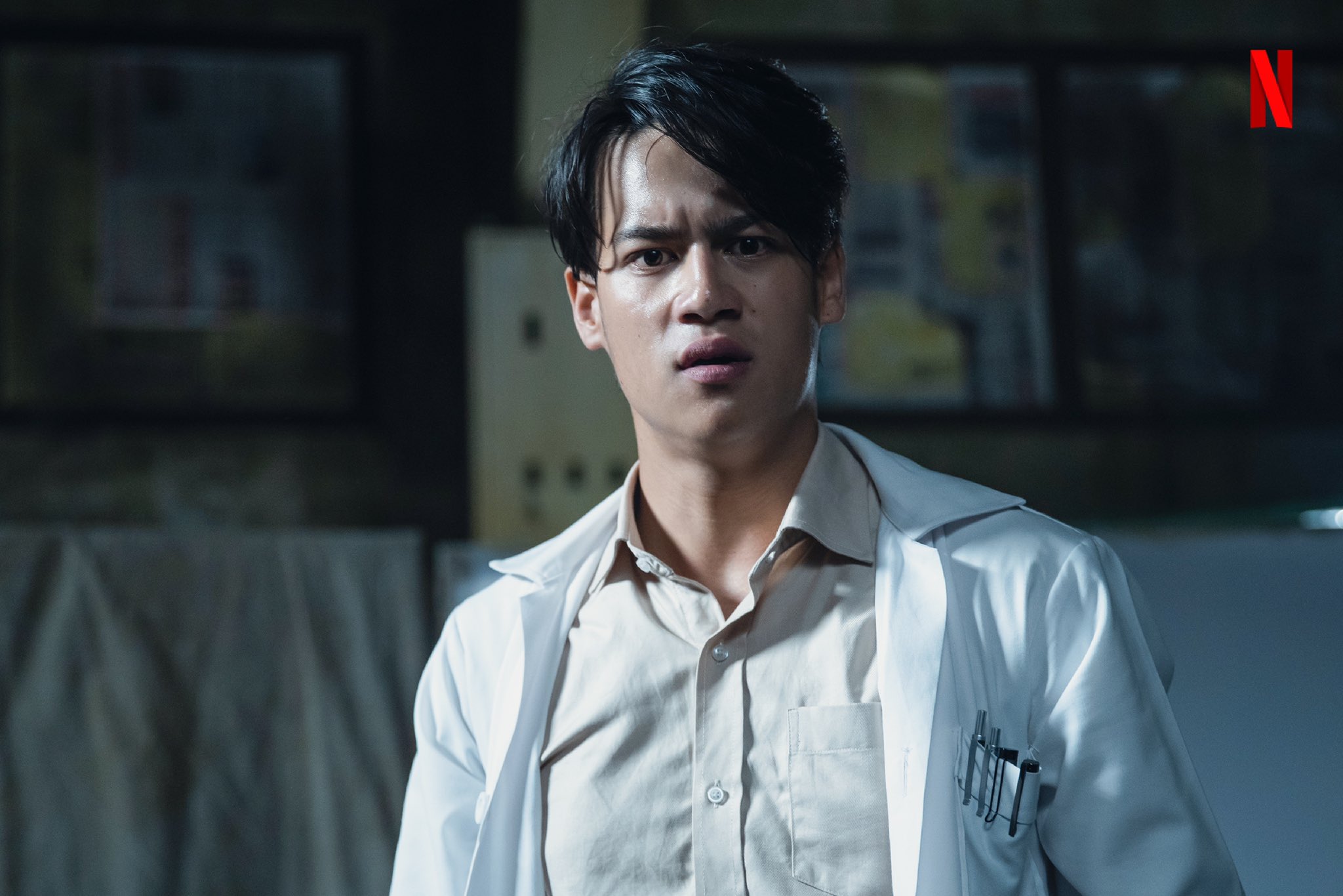 actor Paris Intarakomalyasut large photo