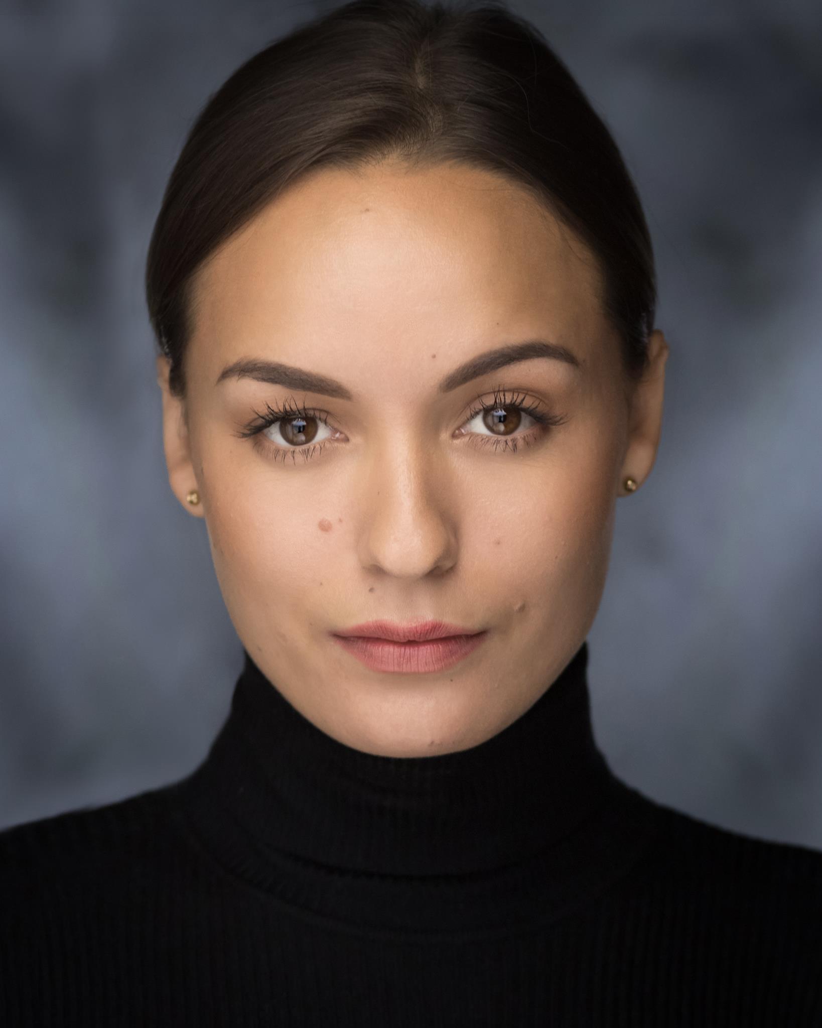 actor Alana Wallace large photo