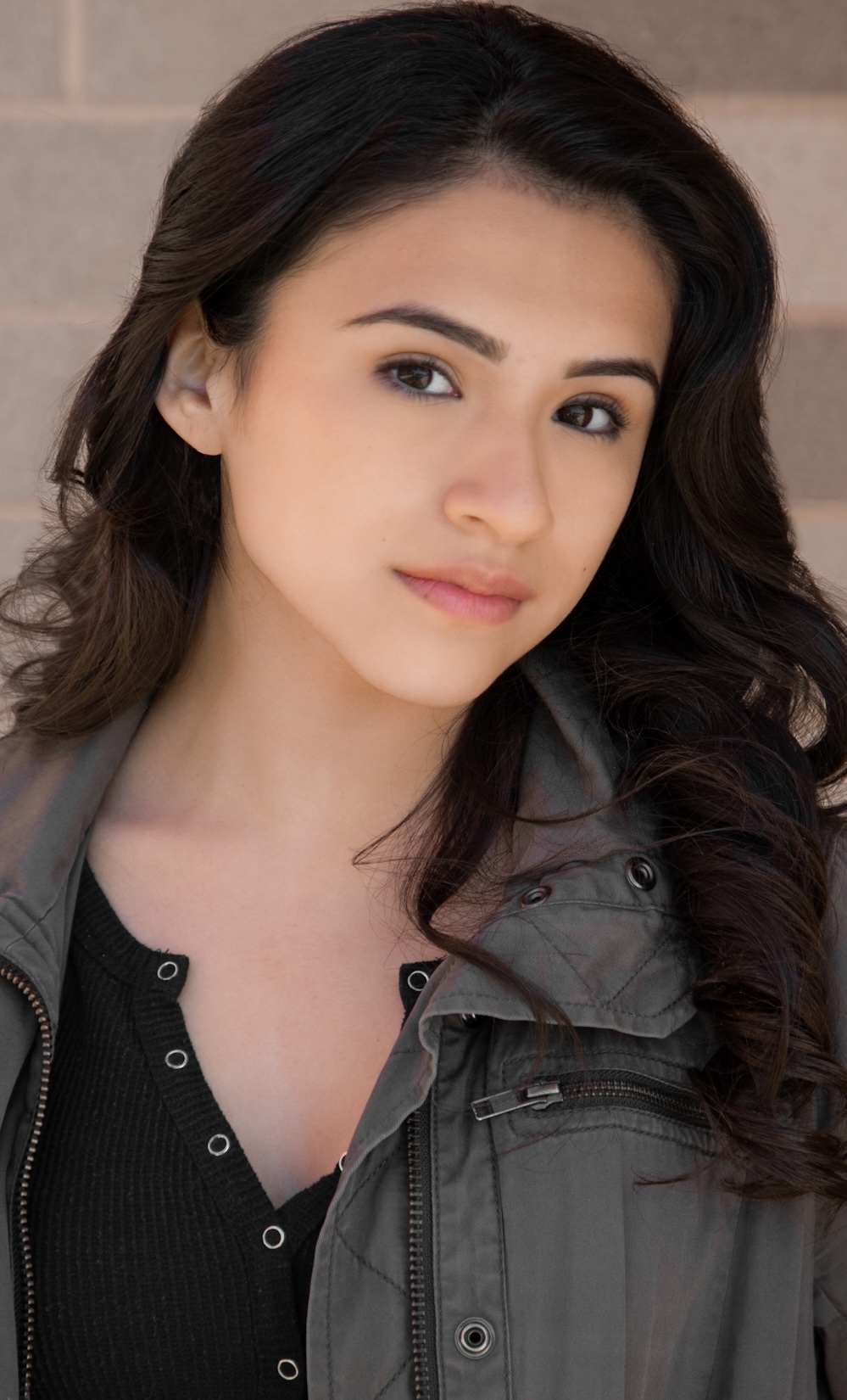 actor Naomi Serrano large photo