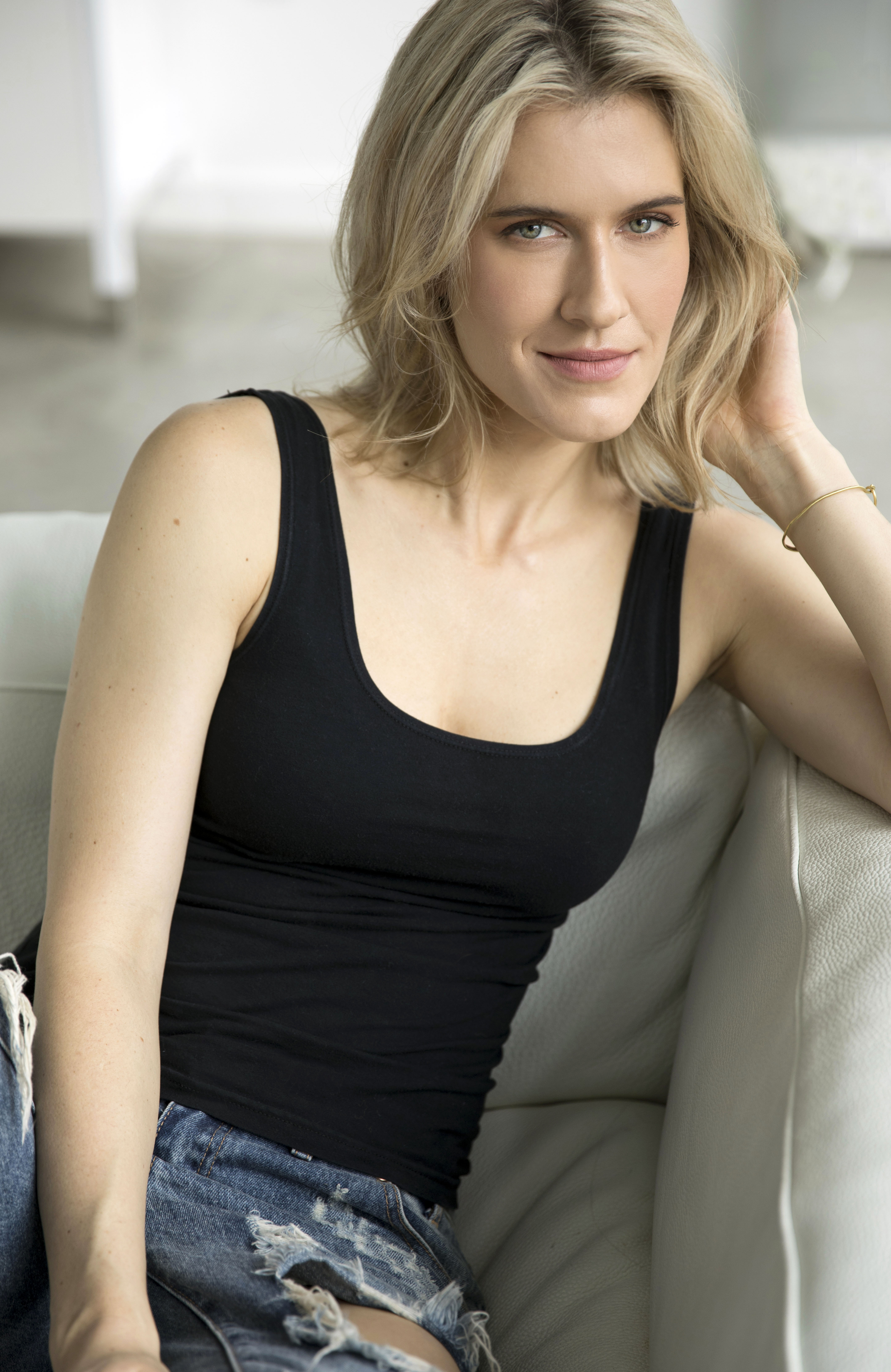 actor Alison Wandzura large photo