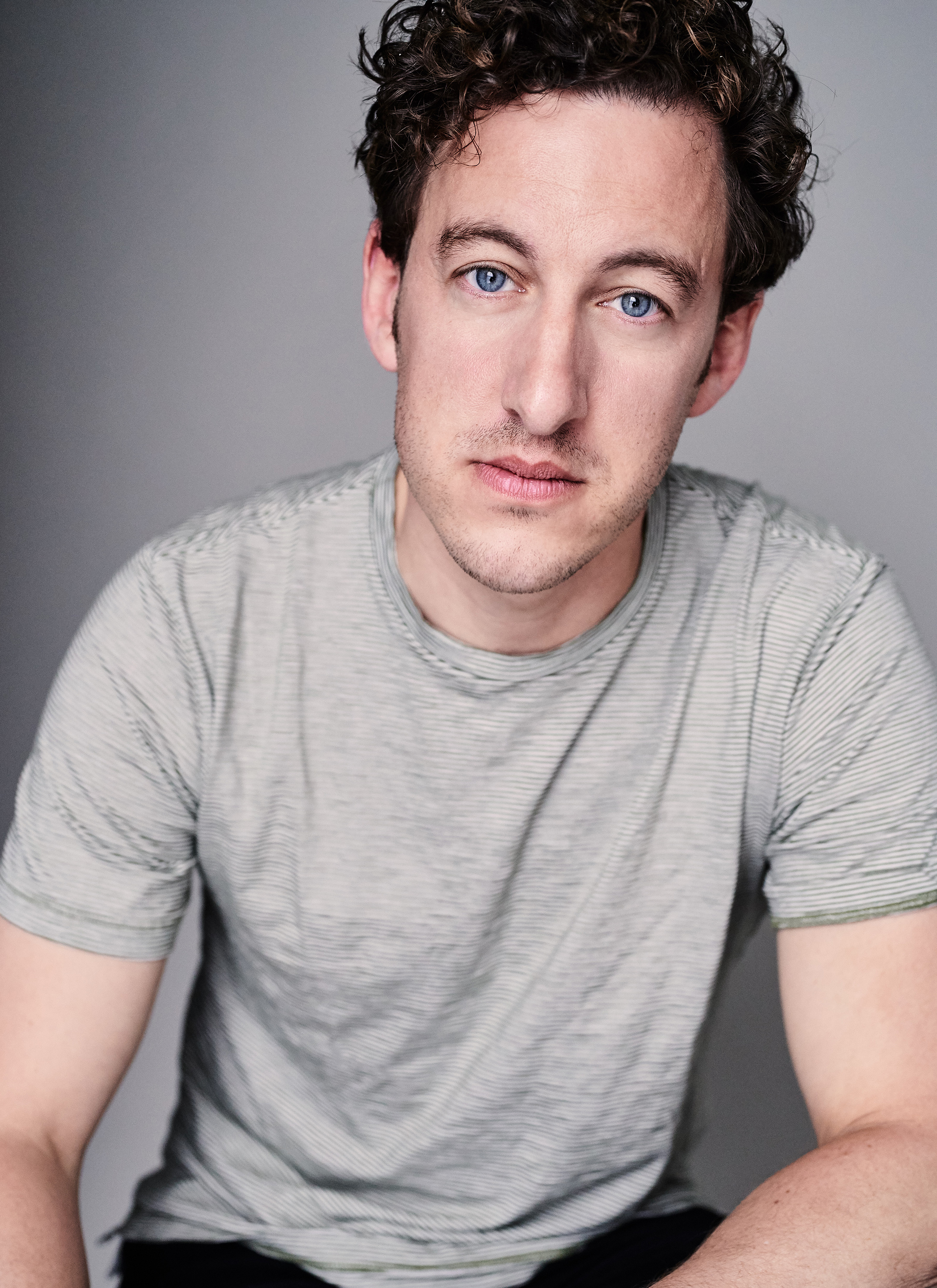 actor Oliver Powell large photo