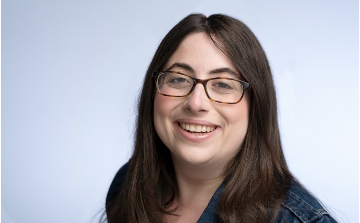 actor Chelsea Darnell large photo