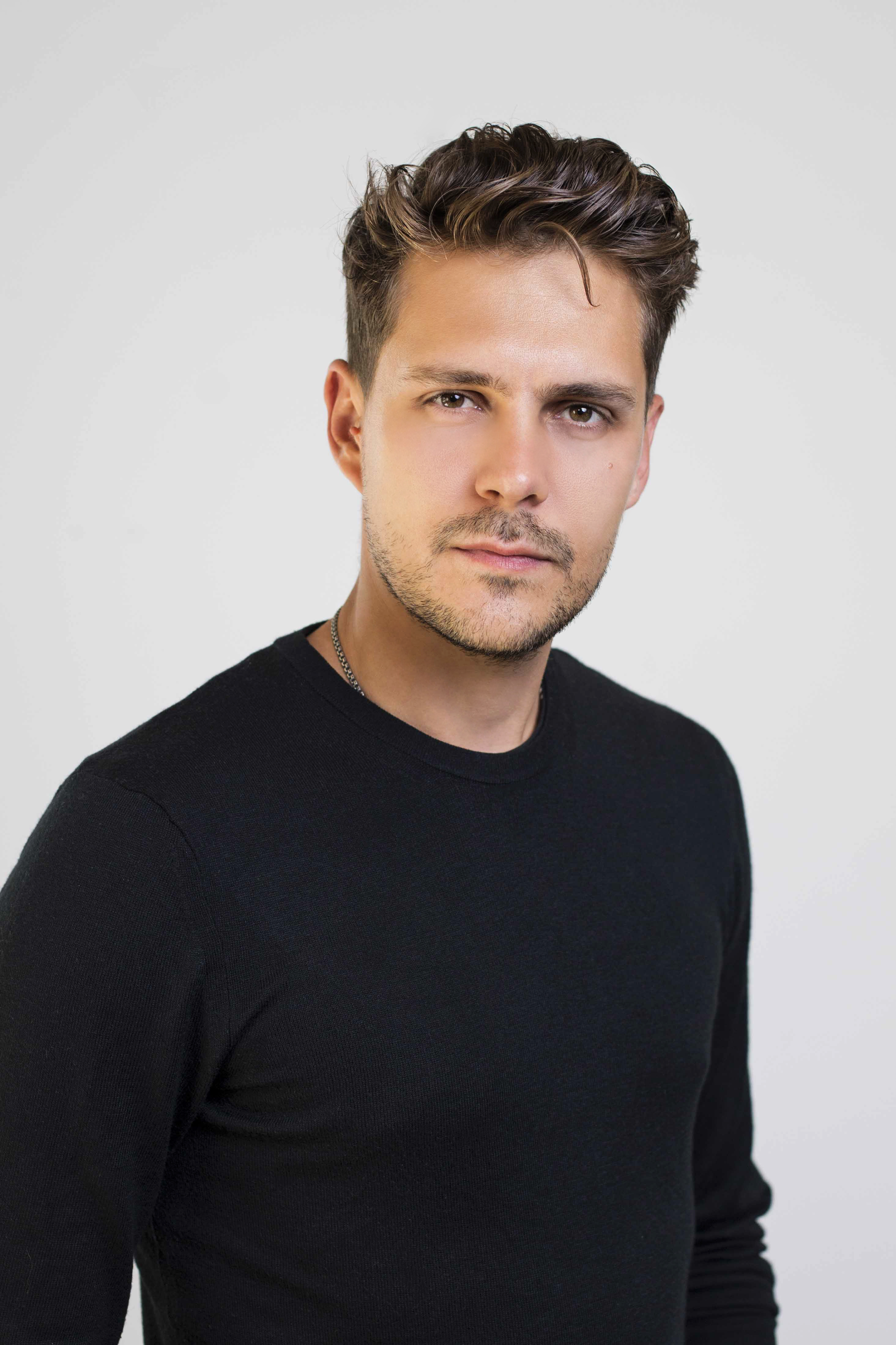 actor Milos Bikovic large photo