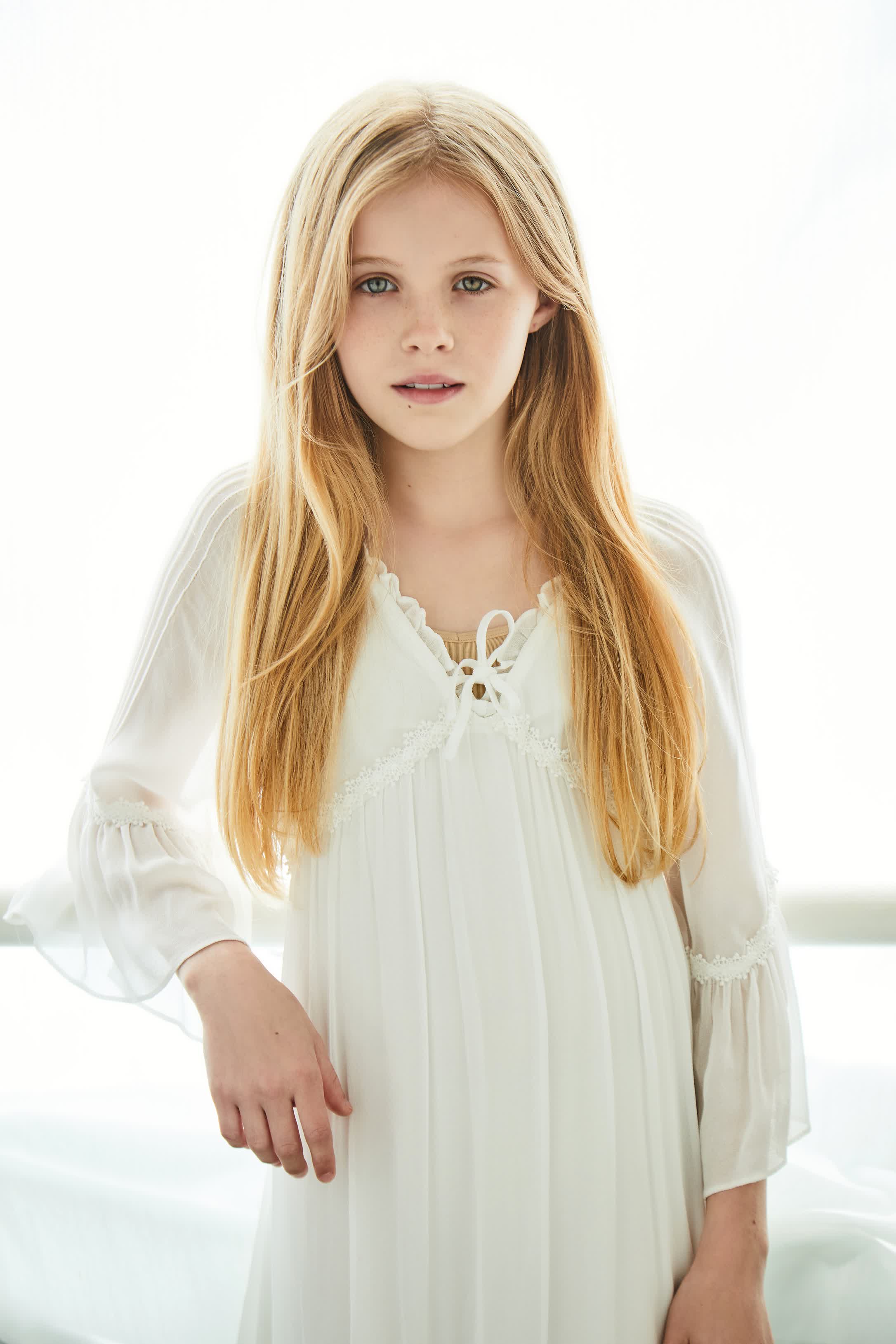 actor Alyla Browne large photo actor Alyla Browne large photo