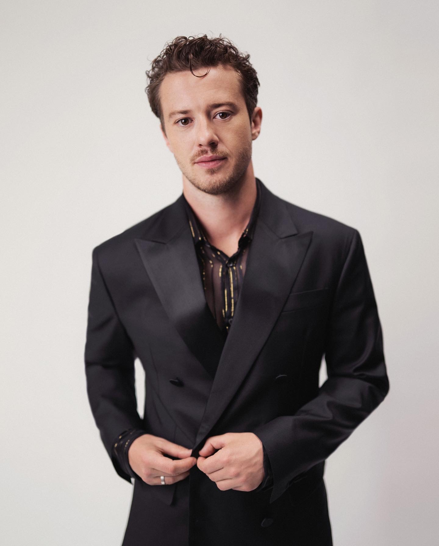 actor Joseph Quinn large photo