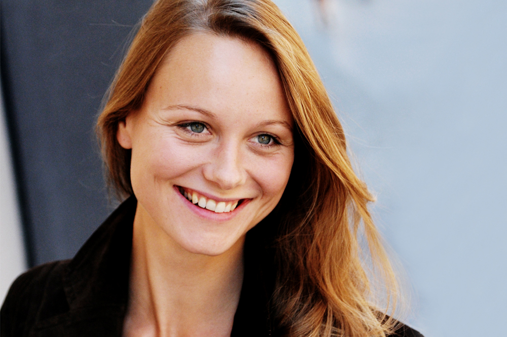 actor Anna Unterberger large photo