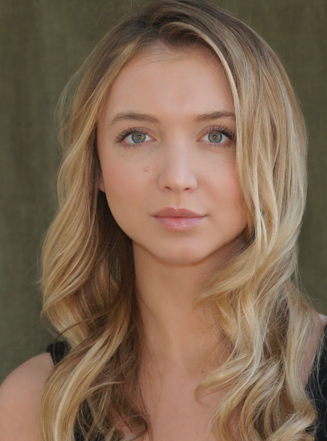 actor Hana Hayes large photo