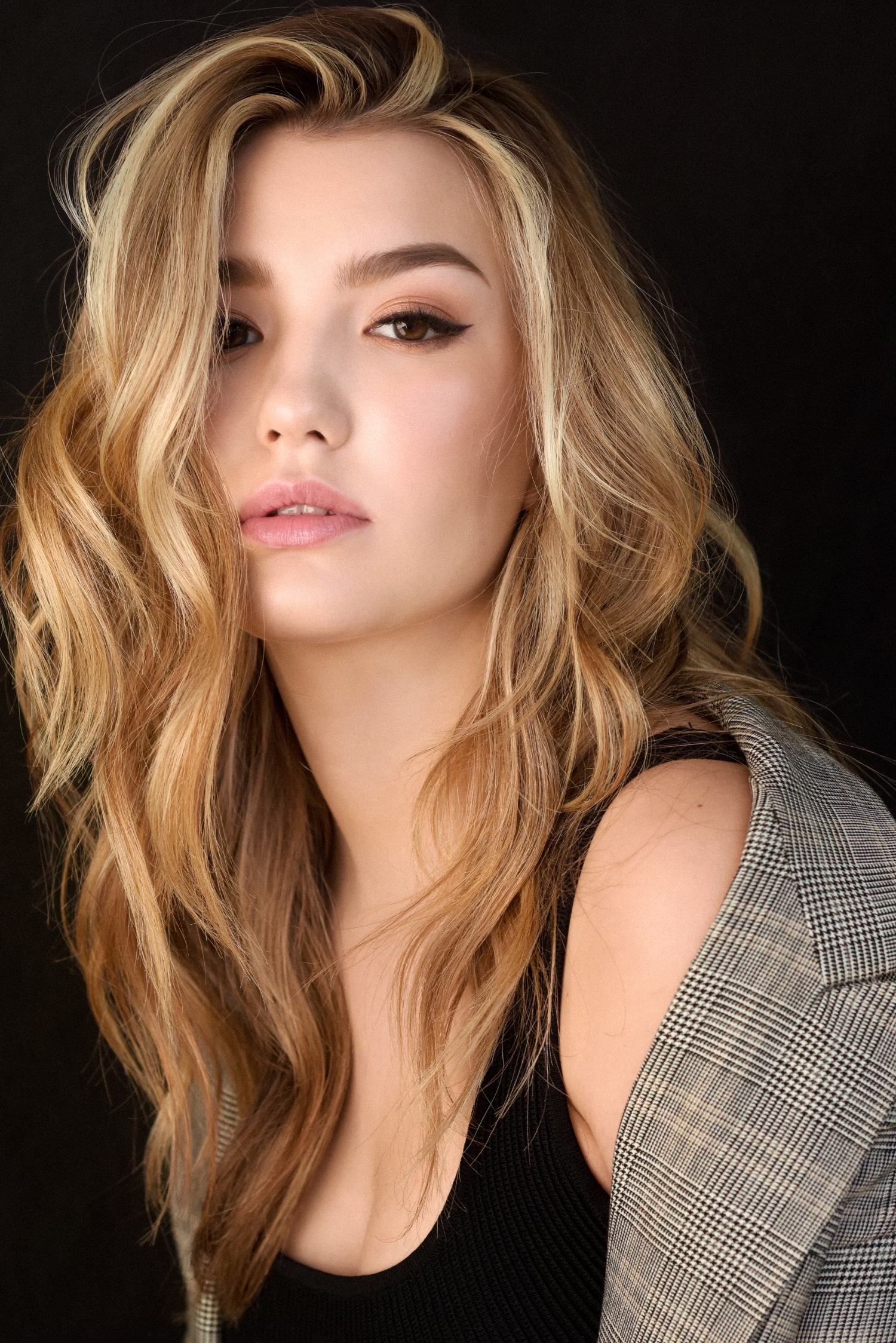 actor Ali Skovbye large photo