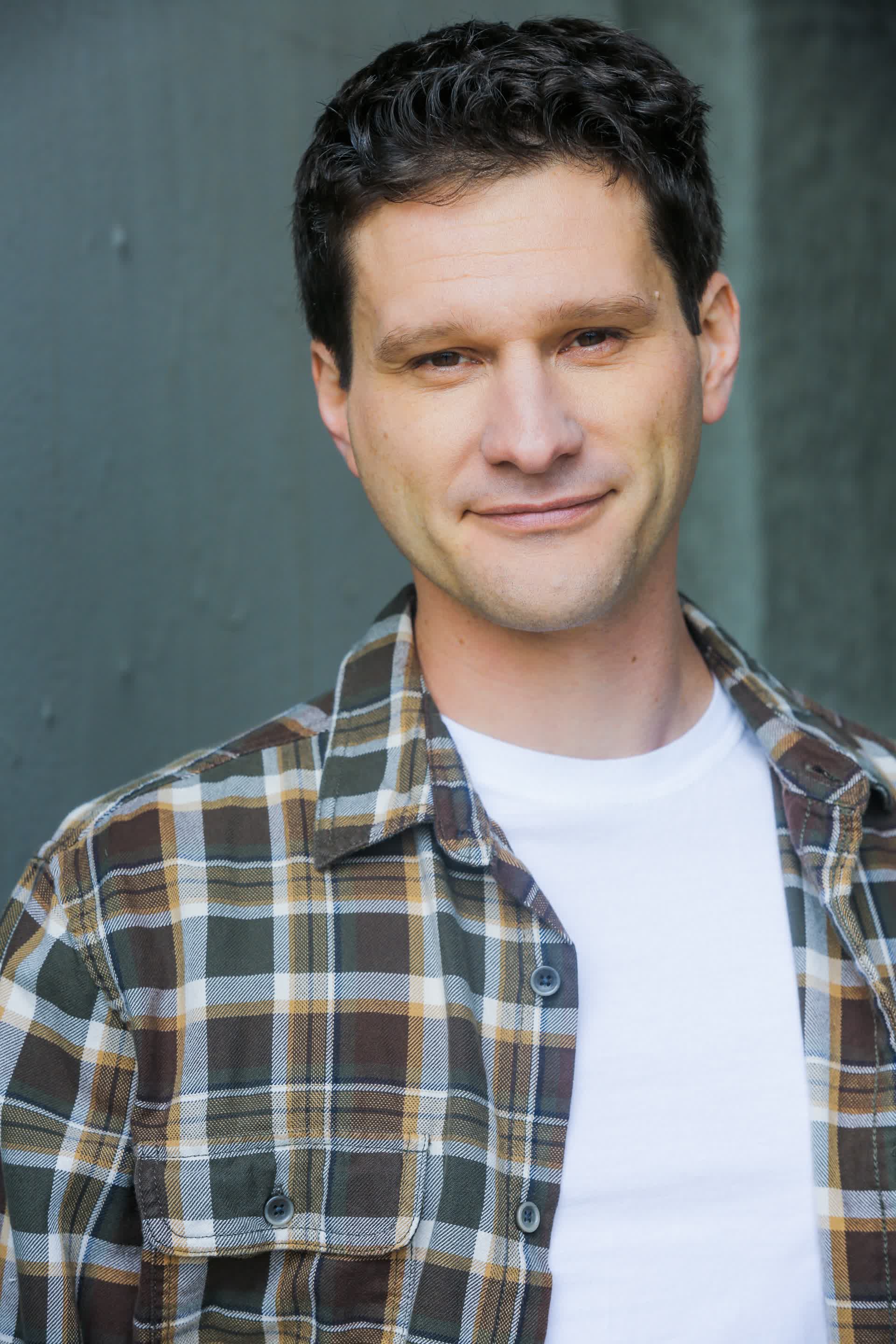 actor Aaron Wilton large photo